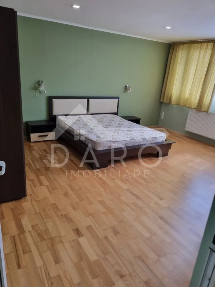 🏡 Apartament de închiriat – 3 camere | 140 mp | Piața Teatrului - 🏡 Apartament de închiriat – 3 camere | 140 mp | Piața Teatrului | 700 €
DARO IMOBILIARE oferă spre închiriere un apartament spațios, elegant și modern, situat chiar în zona 0 a orașului Târgu Mureș, în Piața Teatrului Național, într-o clădire tip vilă. O locuință ideală pentru cei care își doresc confort, spațiu și acces rapid la toate punctele importante ale orașului.
💰 Chirie: 700 €/lună
📐 Suprafață: 140 mp
✔ apartament foarte luminos
✔ clădire tip vilă
✔ închiriere pe termen lung
Compartimentare:
✔ living spațios și luminos
✔ 2 dormitoare primitoare
✔ bucătărie
✔ 2 băi moderne – una cu cadă, una cu duș tip rigolă
Dotări și utilități:
✔ mobilat și utilat modern
✔ centrală termică proprie
✔ aer condiționat
✔ ferestre mari și lumină naturală abundentă
Avantaje:
📍 locație ultracentrală – Piața Teatrului
📍 aproape de universități, instituții, restaurante și magazine
📍 acces rapid la transport public
📍 ideal pentru familie, studenți sau persoane în delegație
💎 Un apartament elegant, spațios și luminos, situat într-una dintre cele mai bune locații din Târgu Mureș.
🤝 Proprietate promovată prin DARO Imobiliare
💳 Pentru achiziție, prin Kiwi Finance beneficiezi de:
✔ analiză GRATUITĂ a eligibilității
✔ acces la oferte de la peste 12 bănci
✔ negocierea dobânzii în favoarea ta
✔ suport complet până la semnarea contractului
📞 Detalii și vizionări:
Coman Maria – DARO Imobiliare & Kiwi Finance
📱 0749 535 729
🔑 DARO Imobiliare – găsim proprietatea potrivită.
💳 Kiwi Finance – obținem creditul pentru a o cumpăra.