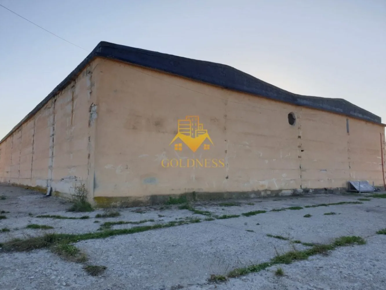 Hala industriala Dej cu platforma betonata curent trifazi - GOLDNESS Imobiliare vă propune spre închiriere o hală industrială ideală pentru orice domeniu de activitate (spațiu comercial, producție, depozitare, activități logistice, etc), construită pe structură din PVC , localizată în localitatea Dej , județul Cluj .

Suprafața totală de 6.050 m², compusă din zonă de depozitare de 1.086 m² și zonă de birouri compusă din 2 birouri, 2 spații sanitare (băi) în suprafața de aproximativ 30 m².

Hala beneficiază de toate utilitățile necesare: apă curentă, canal, gaz, alimentare cu energie electrică (220 380v) cu contorizare separată, hidranți interiori si exteriori, iluminat led, sistem de încălzire cu centrală pe lemne. Are înălțimea de 6m la coamă și 4,5m sub grindă, cu pardoseală rezistentă.
Hala este dotată cu sistem de supraveghere video și alarmă. Hala dispune de o intrare.

Acces TIR, curte generoasă betonată, tâmplărie PVC, cu geamuri termopan, atât la interior cât și la exterior.
Cu acces rapid la strada națională la ieșirea din orașul Dej spre Cluj Napoca.

Dacă vă interesează acestă ofertă, nu eziți să ne contactați telefonic sau prin e-mail - goldnessimobiliare@gmail.com . Vă stăm la dispoziție!