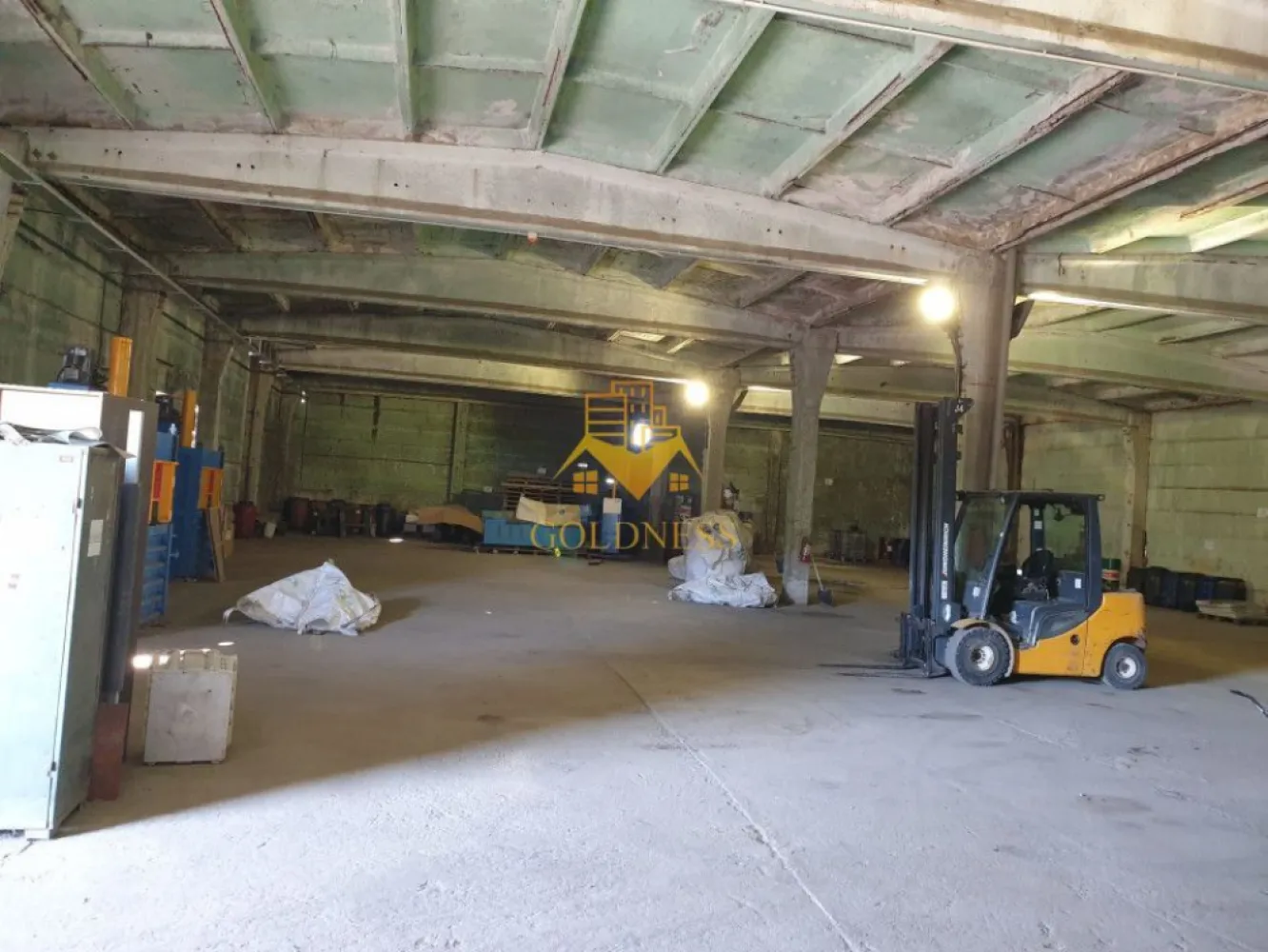 Hala industriala Dej cu platforma betonata curent trifazi - GOLDNESS Imobiliare vă propune spre închiriere o hală industrială ideală pentru orice domeniu de activitate (spațiu comercial, producție, depozitare, activități logistice, etc), construită pe structură din PVC , localizată în localitatea Dej , județul Cluj .

Suprafața totală de 6.050 m², compusă din zonă de depozitare de 1.086 m² și zonă de birouri compusă din 2 birouri, 2 spații sanitare (băi) în suprafața de aproximativ 30 m².

Hala beneficiază de toate utilitățile necesare: apă curentă, canal, gaz, alimentare cu energie electrică (220 380v) cu contorizare separată, hidranți interiori si exteriori, iluminat led, sistem de încălzire cu centrală pe lemne. Are înălțimea de 6m la coamă și 4,5m sub grindă, cu pardoseală rezistentă.
Hala este dotată cu sistem de supraveghere video și alarmă. Hala dispune de o intrare.

Acces TIR, curte generoasă betonată, tâmplărie PVC, cu geamuri termopan, atât la interior cât și la exterior.
Cu acces rapid la strada națională la ieșirea din orașul Dej spre Cluj Napoca.

Dacă vă interesează acestă ofertă, nu eziți să ne contactați telefonic sau prin e-mail - goldnessimobiliare@gmail.com . Vă stăm la dispoziție!