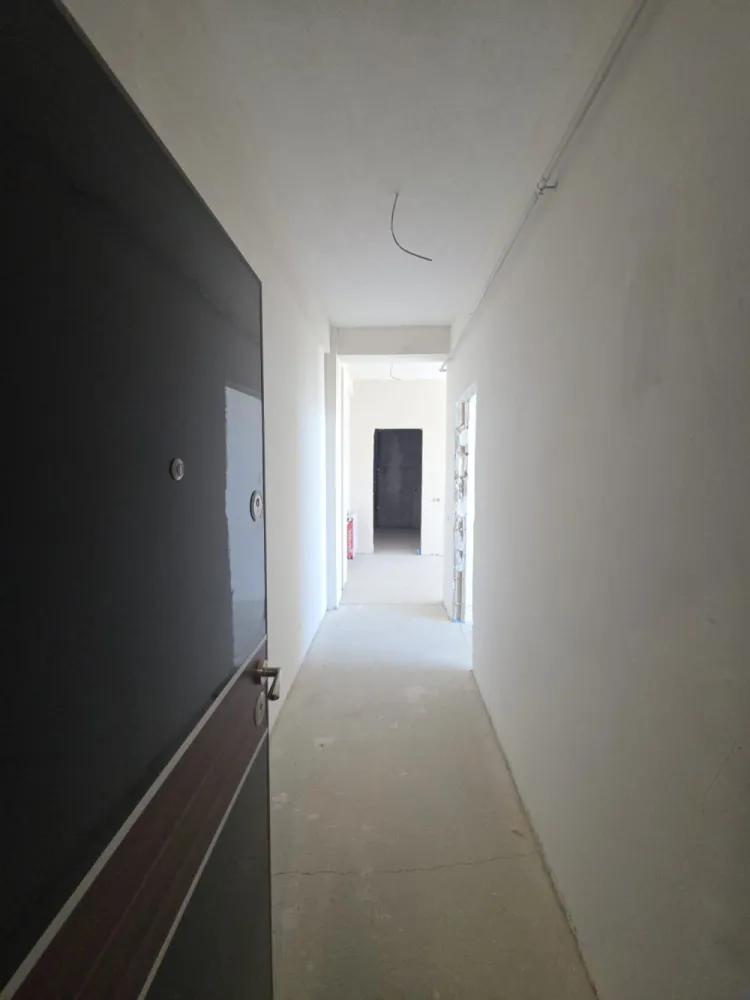 AP 2 CAMERE 48,7 MP UTILI + 5.5 BALCON - INTABULAT, BVD VASILE MILEA - Intabulat disponibil imediat, imobil locuit!DETALII SI VIZIONARI : 076 700 5000Apartament 2 camere luminos si spatios – 48.7 mp utili + 5.5 balcon GenerosSituat intr-o zona de interes ridicat, langa bvd Vasile Milea si Kaufland Selimbar, mall shopping city, lidl, zone de interes, &nbsp;2km pana in centrul orasului Sibiu !✅ Preț excelent: 80.000 €&nbsp;✅️ COMISION 0%✅ 54.2 mp utili&nbsp;✅ Intabulat – actele pregătite pentru vânzare✅ 1 loc de parcare exterior INCLUS in pret✅ Mutare imediată✅ Cartier locuit, acces rapid la bulevard, mall shopping city, Kaufland, lidl,școli și grădinițe.