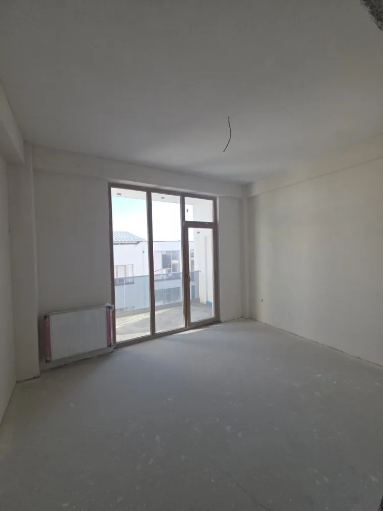AP 2 CAMERE 48,7 MP UTILI + 5.5 BALCON - INTABULAT, BVD VASILE MILEA - Intabulat disponibil imediat, imobil locuit!DETALII SI VIZIONARI : 076 700 5000Apartament 2 camere luminos si spatios – 48.7 mp utili + 5.5 balcon GenerosSituat intr-o zona de interes ridicat, langa bvd Vasile Milea si Kaufland Selimbar, mall shopping city, lidl, zone de interes, &nbsp;2km pana in centrul orasului Sibiu !✅ Preț excelent: 80.000 €&nbsp;✅️ COMISION 0%✅ 54.2 mp utili&nbsp;✅ Intabulat – actele pregătite pentru vânzare✅ 1 loc de parcare exterior INCLUS in pret✅ Mutare imediată✅ Cartier locuit, acces rapid la bulevard, mall shopping city, Kaufland, lidl,școli și grădinițe.