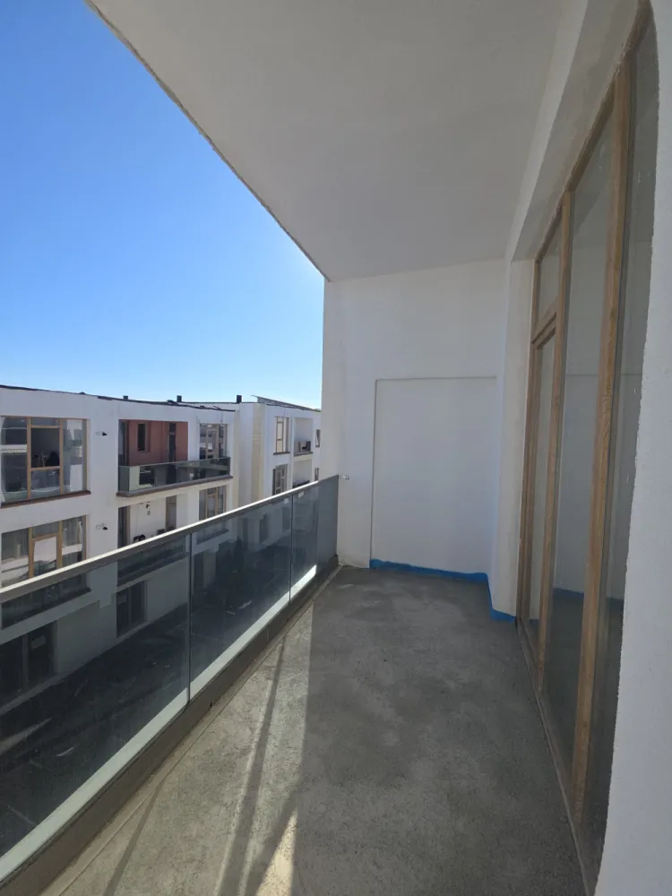 AP 2 CAMERE 48,7 MP UTILI + 5.5 BALCON - INTABULAT, BVD VASILE MILEA - Intabulat disponibil imediat, imobil locuit!DETALII SI VIZIONARI : 076 700 5000Apartament 2 camere luminos si spatios – 48.7 mp utili + 5.5 balcon GenerosSituat intr-o zona de interes ridicat, langa bvd Vasile Milea si Kaufland Selimbar, mall shopping city, lidl, zone de interes, &nbsp;2km pana in centrul orasului Sibiu !✅ Preț excelent: 80.000 €&nbsp;✅️ COMISION 0%✅ 54.2 mp utili&nbsp;✅ Intabulat – actele pregătite pentru vânzare✅ 1 loc de parcare exterior INCLUS in pret✅ Mutare imediată✅ Cartier locuit, acces rapid la bulevard, mall shopping city, Kaufland, lidl,școli și grădinițe.