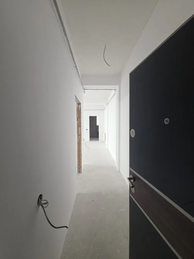AP 2 CAM SPATIOS, LUMINOS, INTABULAT SI IN SUPER ZONA - Intabulat disponibil imediat, imobil locuit!DETALII SI VIZIONARI : 076 700 5000Apartament 2 camere luminos si spatios – 66.2 mp utili &nbsp;+3.4 mp balcon GenerosSituat intr-o zona de interes ridicat, langa bvd Vasile Milea si Kaufland Selimbar, mall shopping city, lidl, zone de interes si 2km pana in centrul orasului Sibiu !✅ Preț excelent: 110.000 €&nbsp;✅️ COMISION 0%✅ 69.60 mp utili&nbsp;✅ Intabulat – actele pregătite pentru vânzare✅ 1 loc de parcare exterior INCLUS in pret✅ Mutare imediată✅ Cartier locuit, acces rapid la bulevard, mall shopping city, Kaufland, lidl,școli și grădinițe.
