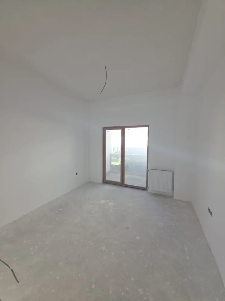AP 2 CAM SPATIOS, LUMINOS, INTABULAT SI IN SUPER ZONA - Intabulat disponibil imediat, imobil locuit!DETALII SI VIZIONARI : 076 700 5000Apartament 2 camere luminos si spatios – 66.2 mp utili &nbsp;+3.4 mp balcon GenerosSituat intr-o zona de interes ridicat, langa bvd Vasile Milea si Kaufland Selimbar, mall shopping city, lidl, zone de interes si 2km pana in centrul orasului Sibiu !✅ Preț excelent: 110.000 €&nbsp;✅️ COMISION 0%✅ 69.60 mp utili&nbsp;✅ Intabulat – actele pregătite pentru vânzare✅ 1 loc de parcare exterior INCLUS in pret✅ Mutare imediată✅ Cartier locuit, acces rapid la bulevard, mall shopping city, Kaufland, lidl,școli și grădinițe.