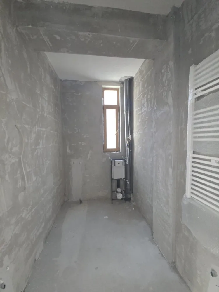 AP 2 CAM SPATIOS, LUMINOS, INTABULAT SI IN SUPER ZONA - Intabulat disponibil imediat, imobil locuit!DETALII SI VIZIONARI : 076 700 5000Apartament 2 camere luminos si spatios – 66.2 mp utili &nbsp;+3.4 mp balcon GenerosSituat intr-o zona de interes ridicat, langa bvd Vasile Milea si Kaufland Selimbar, mall shopping city, lidl, zone de interes si 2km pana in centrul orasului Sibiu !✅ Preț excelent: 110.000 €&nbsp;✅️ COMISION 0%✅ 69.60 mp utili&nbsp;✅ Intabulat – actele pregătite pentru vânzare✅ 1 loc de parcare exterior INCLUS in pret✅ Mutare imediată✅ Cartier locuit, acces rapid la bulevard, mall shopping city, Kaufland, lidl,școli și grădinițe.