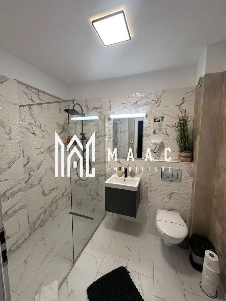 Apartament modern 3 camere | mobilat complet | încălzire în pardoseală - MAAC Imobiliare vă propune spre vânzare un apartament modern cu 3 camere, amenajat la standarde premium, ideal atât pentru locuință personală, cât și pentru investiție în regim hotelier sau pentru închiriere pe termen lung.

Apartamentul este situat într-un imobil construit în anul 2021, dotat cu lift și cu o casă a scării modernă și bine întreținută. Locuința are o suprafață utilă de 71,8 mp și beneficiază de două terase spațioase, oferind un spațiu confortabil și bine organizat.

Compartimentarea este eficientă și bine gândită, oferind spații generoase și luminoase. Apartamentul este compus din două dormitoare, un living open space cu bucătărie, două băi (dintre care una a fost transformată în dressing) și două terase, ideale pentru relaxare.

Locuința se vinde complet mobilată și utilată, fiind pregătită pentru mutare imediată sau pentru exploatare în scop investițional.

Dotări și facilități:
Încălzire în pardoseală
Centrală termică proprie
Aer condiționat
Bucătărie complet utilată (plită electrică, frigider și electrocasnice)
Televizoare în fiecare cameră
Mobilier modern de calitate superioară
Loc de parcare inclus

Apartamentul se remarcă prin finisajele moderne, confortul oferit și compartimentarea practică, fiind o alegere excelentă atât pentru locuit, cât și pentru investiție.

Pentru mai multe informații sau pentru programarea unei vizionări, vă rugăm să ne contactați și să menționați ID-ul proprietății:CP2963273
