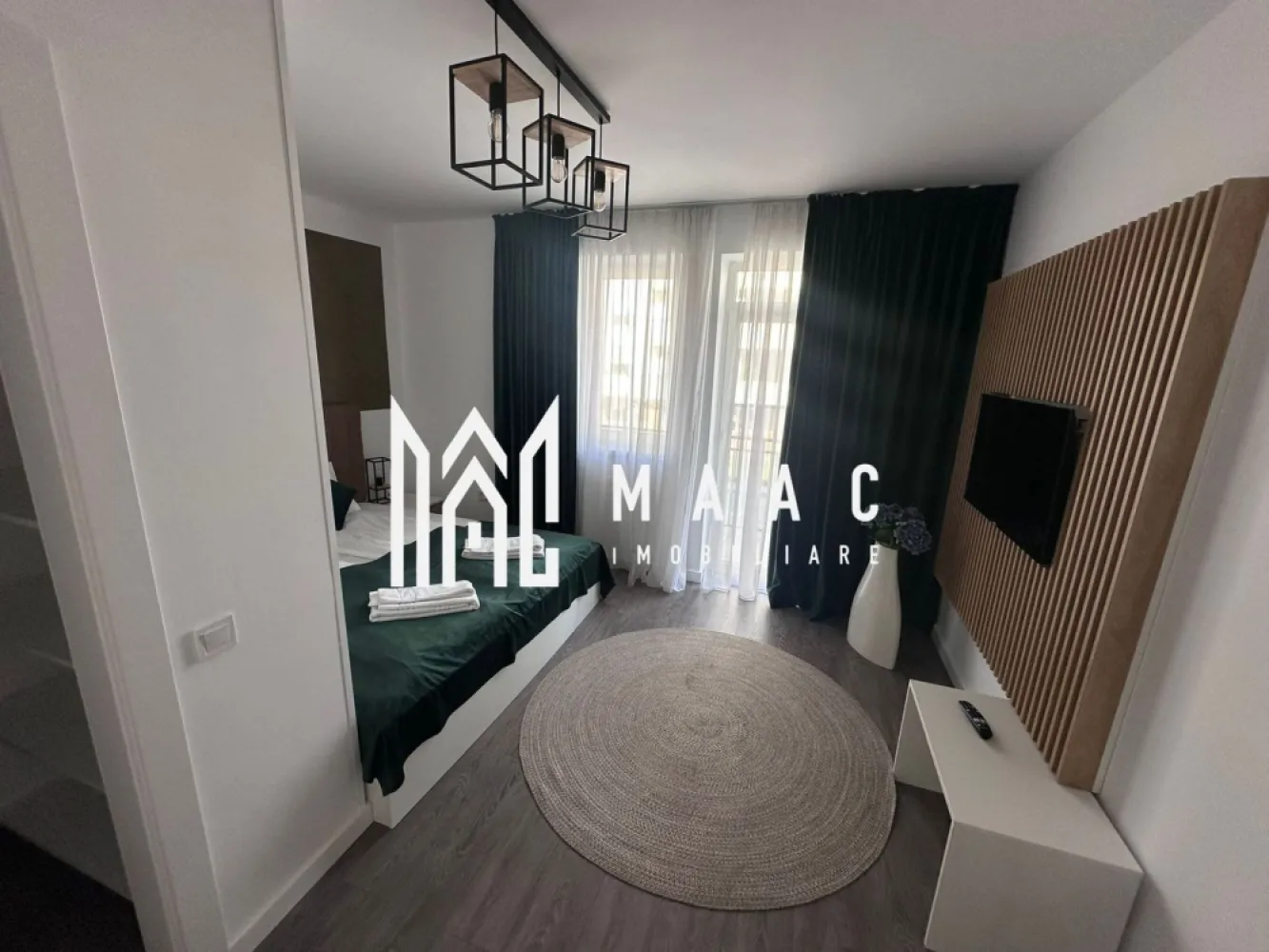 Apartament modern 3 camere | mobilat complet | încălzire în pardoseală - MAAC Imobiliare vă propune spre vânzare un apartament modern cu 3 camere, amenajat la standarde premium, ideal atât pentru locuință personală, cât și pentru investiție în regim hotelier sau pentru închiriere pe termen lung.

Apartamentul este situat într-un imobil construit în anul 2021, dotat cu lift și cu o casă a scării modernă și bine întreținută. Locuința are o suprafață utilă de 71,8 mp și beneficiază de două terase spațioase, oferind un spațiu confortabil și bine organizat.

Compartimentarea este eficientă și bine gândită, oferind spații generoase și luminoase. Apartamentul este compus din două dormitoare, un living open space cu bucătărie, două băi (dintre care una a fost transformată în dressing) și două terase, ideale pentru relaxare.

Locuința se vinde complet mobilată și utilată, fiind pregătită pentru mutare imediată sau pentru exploatare în scop investițional.

Dotări și facilități:
Încălzire în pardoseală
Centrală termică proprie
Aer condiționat
Bucătărie complet utilată (plită electrică, frigider și electrocasnice)
Televizoare în fiecare cameră
Mobilier modern de calitate superioară
Loc de parcare inclus

Apartamentul se remarcă prin finisajele moderne, confortul oferit și compartimentarea practică, fiind o alegere excelentă atât pentru locuit, cât și pentru investiție.

Pentru mai multe informații sau pentru programarea unei vizionări, vă rugăm să ne contactați și să menționați ID-ul proprietății:CP2963273
