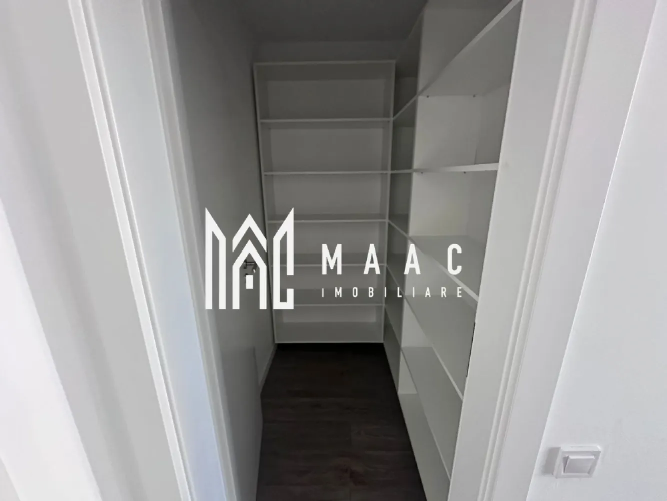 Apartament modern 3 camere | mobilat complet | încălzire în pardoseală - MAAC Imobiliare vă propune spre vânzare un apartament modern cu 3 camere, amenajat la standarde premium, ideal atât pentru locuință personală, cât și pentru investiție în regim hotelier sau pentru închiriere pe termen lung.

Apartamentul este situat într-un imobil construit în anul 2021, dotat cu lift și cu o casă a scării modernă și bine întreținută. Locuința are o suprafață utilă de 71,8 mp și beneficiază de două terase spațioase, oferind un spațiu confortabil și bine organizat.

Compartimentarea este eficientă și bine gândită, oferind spații generoase și luminoase. Apartamentul este compus din două dormitoare, un living open space cu bucătărie, două băi (dintre care una a fost transformată în dressing) și două terase, ideale pentru relaxare.

Locuința se vinde complet mobilată și utilată, fiind pregătită pentru mutare imediată sau pentru exploatare în scop investițional.

Dotări și facilități:
Încălzire în pardoseală
Centrală termică proprie
Aer condiționat
Bucătărie complet utilată (plită electrică, frigider și electrocasnice)
Televizoare în fiecare cameră
Mobilier modern de calitate superioară
Loc de parcare inclus

Apartamentul se remarcă prin finisajele moderne, confortul oferit și compartimentarea practică, fiind o alegere excelentă atât pentru locuit, cât și pentru investiție.

Pentru mai multe informații sau pentru programarea unei vizionări, vă rugăm să ne contactați și să menționați ID-ul proprietății:CP2963273