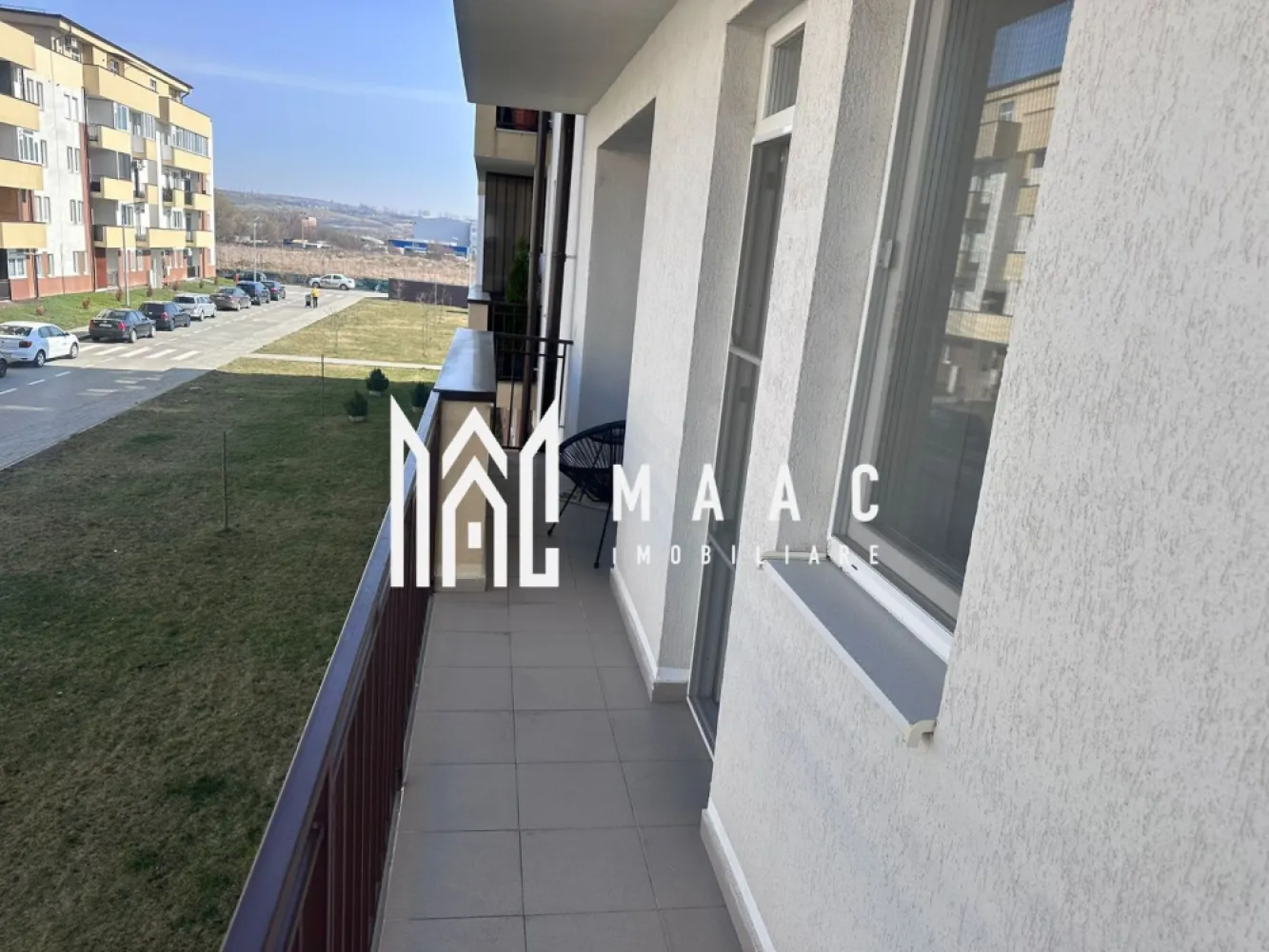Apartament modern 3 camere | mobilat complet | încălzire în pardoseală - MAAC Imobiliare vă propune spre vânzare un apartament modern cu 3 camere, amenajat la standarde premium, ideal atât pentru locuință personală, cât și pentru investiție în regim hotelier sau pentru închiriere pe termen lung.

Apartamentul este situat într-un imobil construit în anul 2021, dotat cu lift și cu o casă a scării modernă și bine întreținută. Locuința are o suprafață utilă de 71,8 mp și beneficiază de două terase spațioase, oferind un spațiu confortabil și bine organizat.

Compartimentarea este eficientă și bine gândită, oferind spații generoase și luminoase. Apartamentul este compus din două dormitoare, un living open space cu bucătărie, două băi (dintre care una a fost transformată în dressing) și două terase, ideale pentru relaxare.

Locuința se vinde complet mobilată și utilată, fiind pregătită pentru mutare imediată sau pentru exploatare în scop investițional.

Dotări și facilități:
Încălzire în pardoseală
Centrală termică proprie
Aer condiționat
Bucătărie complet utilată (plită electrică, frigider și electrocasnice)
Televizoare în fiecare cameră
Mobilier modern de calitate superioară
Loc de parcare inclus

Apartamentul se remarcă prin finisajele moderne, confortul oferit și compartimentarea practică, fiind o alegere excelentă atât pentru locuit, cât și pentru investiție.

Pentru mai multe informații sau pentru programarea unei vizionări, vă rugăm să ne contactați și să menționați ID-ul proprietății:CP2963273