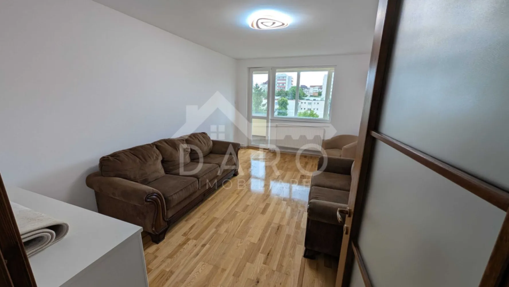 🏡 Apartament de închiriat – 3 camere decomandat - 🏡 Apartament de închiriat – 3 camere decomandat | Str. Bobâlna | Zona centrală | 490 €/lună
Se oferă spre închiriere apartament decomandat cu 3 camere, situat în zona centrală, pe strada Bobâlna nr. 20, în blocul „Furnica” (zona Pocloș). Apartamentul este spațios, luminos și foarte bine poziționat, fiind ideal pentru familie sau cuplu.
💰 Chirie: 490 €/lună
🔒 Garanție: 400 €
📐 Suprafață: 65 mp
🏢 Etaj: 5 din 10
✔ bloc cu lift nou și izolație exterioară
✔ balcon generos, închis
Compartimentare:
✔ living
✔ 2 dormitoare
✔ bucătărie
✔ baie
✔ hol
✔ balcon mare închis
Dotări și utilități:
✔ centrală termică proprie nouă
✔ încălzire cu calorifere
✔ mobilă nouă și de calitate
✔ parchet laminat
✔ mașină de spălat rufe
✔ combină frigorifică
✔ spații suficiente de depozitare
Avantaje:
📍 zonă centrală – strada Bobâlna
📍 priveliște frumoasă asupra orașului
📍 la parter: magazin Darina și restaurant Darina
📍 aproape de parcuri, cabinete medicale și magazine
📍 aprozar de fructe și legume în apropiere
📍 stații de transport public la câteva minute
📍 zonă liniștită, foarte bine conectată
Condiții:
📅 perioadă minimă de închiriere: 1 an
🚭 nu se acceptă fumători
🐾 nu se acceptă animale de companie
💎 Apartament spațios, luminos și bine întreținut, ideal pentru cei care doresc să locuiască într-o zonă centrală.
🤝 Proprietate promovată prin DARO Imobiliare
📞 Detalii și vizionări:
Coman Maria – DARO Imobiliare
📱 0749 535 729
🔑 DARO Imobiliare – găsim proprietatea potrivită.