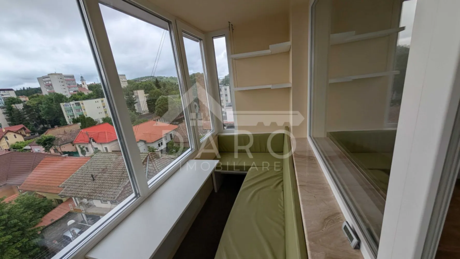 🏡 Apartament de închiriat – 3 camere decomandat - 🏡 Apartament de închiriat – 3 camere decomandat | Str. Bobâlna | Zona centrală | 490 €/lună
Se oferă spre închiriere apartament decomandat cu 3 camere, situat în zona centrală, pe strada Bobâlna nr. 20, în blocul „Furnica” (zona Pocloș). Apartamentul este spațios, luminos și foarte bine poziționat, fiind ideal pentru familie sau cuplu.
💰 Chirie: 490 €/lună
🔒 Garanție: 400 €
📐 Suprafață: 65 mp
🏢 Etaj: 5 din 10
✔ bloc cu lift nou și izolație exterioară
✔ balcon generos, închis
Compartimentare:
✔ living
✔ 2 dormitoare
✔ bucătărie
✔ baie
✔ hol
✔ balcon mare închis
Dotări și utilități:
✔ centrală termică proprie nouă
✔ încălzire cu calorifere
✔ mobilă nouă și de calitate
✔ parchet laminat
✔ mașină de spălat rufe
✔ combină frigorifică
✔ spații suficiente de depozitare
Avantaje:
📍 zonă centrală – strada Bobâlna
📍 priveliște frumoasă asupra orașului
📍 la parter: magazin Darina și restaurant Darina
📍 aproape de parcuri, cabinete medicale și magazine
📍 aprozar de fructe și legume în apropiere
📍 stații de transport public la câteva minute
📍 zonă liniștită, foarte bine conectată
Condiții:
📅 perioadă minimă de închiriere: 1 an
🚭 nu se acceptă fumători
🐾 nu se acceptă animale de companie
💎 Apartament spațios, luminos și bine întreținut, ideal pentru cei care doresc să locuiască într-o zonă centrală.
🤝 Proprietate promovată prin DARO Imobiliare
📞 Detalii și vizionări:
Coman Maria – DARO Imobiliare
📱 0749 535 729
🔑 DARO Imobiliare – găsim proprietatea potrivită.