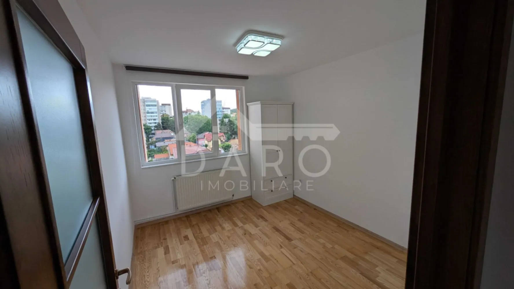 🏡 Apartament de închiriat – 3 camere decomandat - 🏡 Apartament de închiriat – 3 camere decomandat | Str. Bobâlna | Zona centrală | 490 €/lună
Se oferă spre închiriere apartament decomandat cu 3 camere, situat în zona centrală, pe strada Bobâlna nr. 20, în blocul „Furnica” (zona Pocloș). Apartamentul este spațios, luminos și foarte bine poziționat, fiind ideal pentru familie sau cuplu.
💰 Chirie: 490 €/lună
🔒 Garanție: 400 €
📐 Suprafață: 65 mp
🏢 Etaj: 5 din 10
✔ bloc cu lift nou și izolație exterioară
✔ balcon generos, închis
Compartimentare:
✔ living
✔ 2 dormitoare
✔ bucătărie
✔ baie
✔ hol
✔ balcon mare închis
Dotări și utilități:
✔ centrală termică proprie nouă
✔ încălzire cu calorifere
✔ mobilă nouă și de calitate
✔ parchet laminat
✔ mașină de spălat rufe
✔ combină frigorifică
✔ spații suficiente de depozitare
Avantaje:
📍 zonă centrală – strada Bobâlna
📍 priveliște frumoasă asupra orașului
📍 la parter: magazin Darina și restaurant Darina
📍 aproape de parcuri, cabinete medicale și magazine
📍 aprozar de fructe și legume în apropiere
📍 stații de transport public la câteva minute
📍 zonă liniștită, foarte bine conectată
Condiții:
📅 perioadă minimă de închiriere: 1 an
🚭 nu se acceptă fumători
🐾 nu se acceptă animale de companie
💎 Apartament spațios, luminos și bine întreținut, ideal pentru cei care doresc să locuiască într-o zonă centrală.
🤝 Proprietate promovată prin DARO Imobiliare
📞 Detalii și vizionări:
Coman Maria – DARO Imobiliare
📱 0749 535 729
🔑 DARO Imobiliare – găsim proprietatea potrivită.
