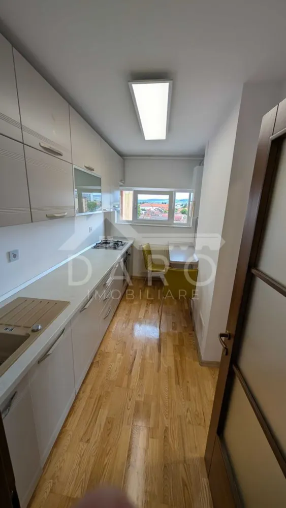 🏡 Apartament de închiriat – 3 camere decomandat - 🏡 Apartament de închiriat – 3 camere decomandat | Str. Bobâlna | Zona centrală | 490 €/lună
Se oferă spre închiriere apartament decomandat cu 3 camere, situat în zona centrală, pe strada Bobâlna nr. 20, în blocul „Furnica” (zona Pocloș). Apartamentul este spațios, luminos și foarte bine poziționat, fiind ideal pentru familie sau cuplu.
💰 Chirie: 490 €/lună
🔒 Garanție: 400 €
📐 Suprafață: 65 mp
🏢 Etaj: 5 din 10
✔ bloc cu lift nou și izolație exterioară
✔ balcon generos, închis
Compartimentare:
✔ living
✔ 2 dormitoare
✔ bucătărie
✔ baie
✔ hol
✔ balcon mare închis
Dotări și utilități:
✔ centrală termică proprie nouă
✔ încălzire cu calorifere
✔ mobilă nouă și de calitate
✔ parchet laminat
✔ mașină de spălat rufe
✔ combină frigorifică
✔ spații suficiente de depozitare
Avantaje:
📍 zonă centrală – strada Bobâlna
📍 priveliște frumoasă asupra orașului
📍 la parter: magazin Darina și restaurant Darina
📍 aproape de parcuri, cabinete medicale și magazine
📍 aprozar de fructe și legume în apropiere
📍 stații de transport public la câteva minute
📍 zonă liniștită, foarte bine conectată
Condiții:
📅 perioadă minimă de închiriere: 1 an
🚭 nu se acceptă fumători
🐾 nu se acceptă animale de companie
💎 Apartament spațios, luminos și bine întreținut, ideal pentru cei care doresc să locuiască într-o zonă centrală.
🤝 Proprietate promovată prin DARO Imobiliare
📞 Detalii și vizionări:
Coman Maria – DARO Imobiliare
📱 0749 535 729
🔑 DARO Imobiliare – găsim proprietatea potrivită.