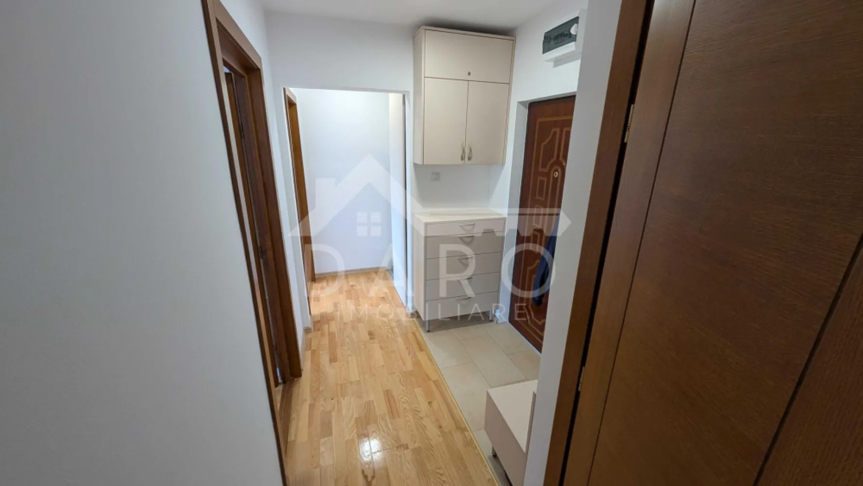 🏡 Apartament de închiriat – 3 camere decomandat - 🏡 Apartament de închiriat – 3 camere decomandat | Str. Bobâlna | Zona centrală | 490 €/lună
Se oferă spre închiriere apartament decomandat cu 3 camere, situat în zona centrală, pe strada Bobâlna nr. 20, în blocul „Furnica” (zona Pocloș). Apartamentul este spațios, luminos și foarte bine poziționat, fiind ideal pentru familie sau cuplu.
💰 Chirie: 490 €/lună
🔒 Garanție: 400 €
📐 Suprafață: 65 mp
🏢 Etaj: 5 din 10
✔ bloc cu lift nou și izolație exterioară
✔ balcon generos, închis
Compartimentare:
✔ living
✔ 2 dormitoare
✔ bucătărie
✔ baie
✔ hol
✔ balcon mare închis
Dotări și utilități:
✔ centrală termică proprie nouă
✔ încălzire cu calorifere
✔ mobilă nouă și de calitate
✔ parchet laminat
✔ mașină de spălat rufe
✔ combină frigorifică
✔ spații suficiente de depozitare
Avantaje:
📍 zonă centrală – strada Bobâlna
📍 priveliște frumoasă asupra orașului
📍 la parter: magazin Darina și restaurant Darina
📍 aproape de parcuri, cabinete medicale și magazine
📍 aprozar de fructe și legume în apropiere
📍 stații de transport public la câteva minute
📍 zonă liniștită, foarte bine conectată
Condiții:
📅 perioadă minimă de închiriere: 1 an
🚭 nu se acceptă fumători
🐾 nu se acceptă animale de companie
💎 Apartament spațios, luminos și bine întreținut, ideal pentru cei care doresc să locuiască într-o zonă centrală.
🤝 Proprietate promovată prin DARO Imobiliare
📞 Detalii și vizionări:
Coman Maria – DARO Imobiliare
📱 0749 535 729
🔑 DARO Imobiliare – găsim proprietatea potrivită.