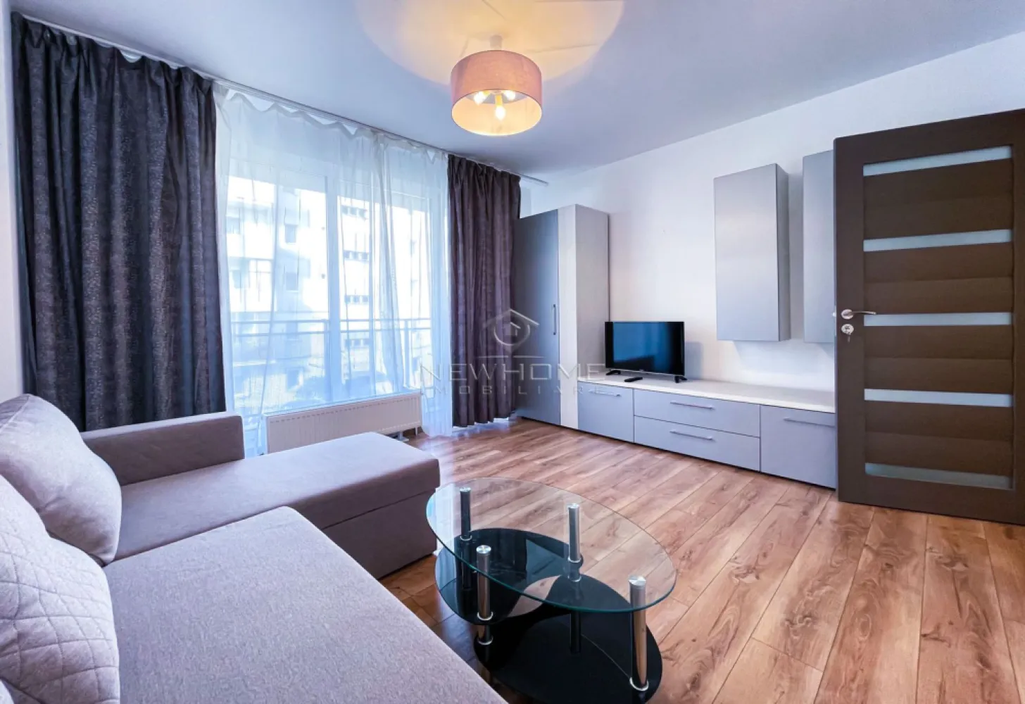 Apartament de inchiriat 2 camere decomandat zona Iulius Mall - NewHOME Imobiliare ofera spre inchiriere un apartament modern cu 2 camere decomandat, situat in cartierul Gheorgheni in ansamblul rezidential VENUS. Apartamentul este amplasat la etaj intermediar intr un imobil construit in 2018, Beneficiaza de spatii verzi, loc de joaca pentru copii, supraveghere video. Suprafata utila 60 mp + 2 balcoane 5 mp fiecare. Compus din: hol, living, bucatarie, dormitor, baie. Pentru confortul Dvs. se inchiriaza complet mobilat si utilat, dotat cu centrala termica proprie. Posibilitate loc de PARCARE subteran preț 200 lei/luna. De asemenea se poate accesa terasa verde generoasa de pe bloc, care ofera o priveliste superba deasupra orasului. Avand in vedere poziția si avantajele zonei este una de interes maxim, fiind in apropiere de Iulius Mall, Business centre, facultatea FSEGA, Iulius Park, etc. Pentru mai multe informatii sau pentru a programa o vizionare nu ezitati sa ne contactati.
