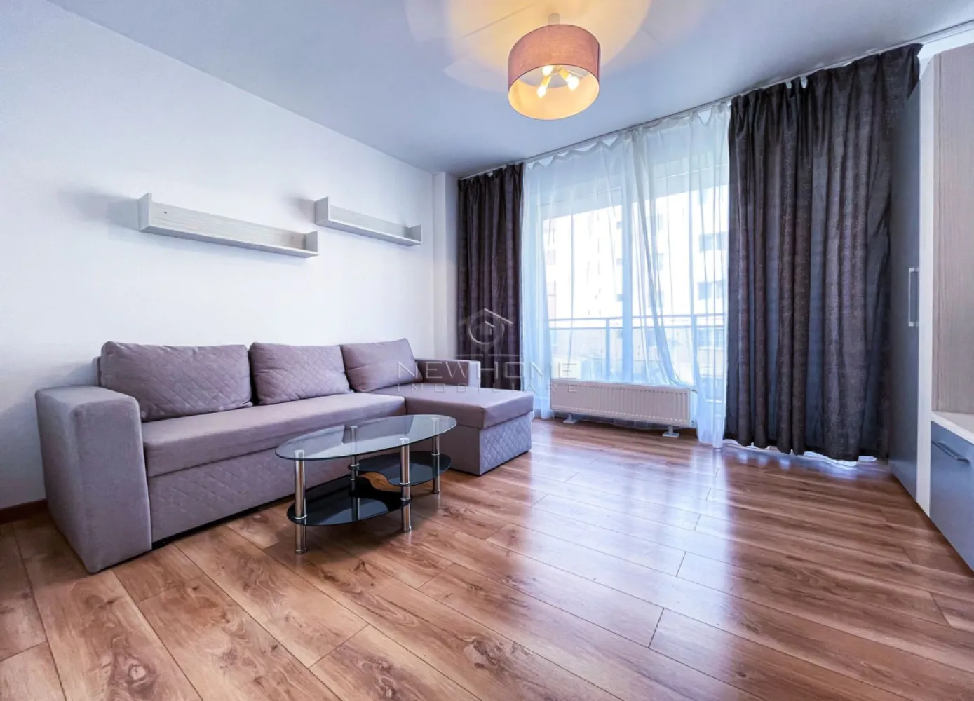 Apartament de inchiriat 2 camere decomandat zona Iulius Mall - NewHOME Imobiliare ofera spre inchiriere un apartament modern cu 2 camere decomandat, situat in cartierul Gheorgheni in ansamblul rezidential VENUS. Apartamentul este amplasat la etaj intermediar intr un imobil construit in 2018, Beneficiaza de spatii verzi, loc de joaca pentru copii, supraveghere video. Suprafata utila 60 mp + 2 balcoane 5 mp fiecare. Compus din: hol, living, bucatarie, dormitor, baie. Pentru confortul Dvs. se inchiriaza complet mobilat si utilat, dotat cu centrala termica proprie. Posibilitate loc de PARCARE subteran preț 200 lei/luna. De asemenea se poate accesa terasa verde generoasa de pe bloc, care ofera o priveliste superba deasupra orasului. Avand in vedere poziția si avantajele zonei este una de interes maxim, fiind in apropiere de Iulius Mall, Business centre, facultatea FSEGA, Iulius Park, etc. Pentru mai multe informatii sau pentru a programa o vizionare nu ezitati sa ne contactati.
