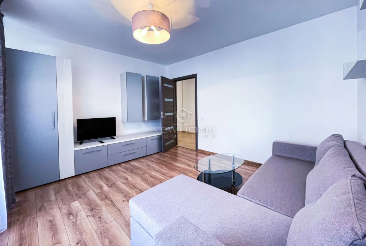 Apartament de inchiriat 2 camere decomandat zona Iulius Mall - NewHOME Imobiliare ofera spre inchiriere un apartament modern cu 2 camere decomandat, situat in cartierul Gheorgheni in ansamblul rezidential VENUS. Apartamentul este amplasat la etaj intermediar intr un imobil construit in 2018, Beneficiaza de spatii verzi, loc de joaca pentru copii, supraveghere video. Suprafata utila 60 mp + 2 balcoane 5 mp fiecare. Compus din: hol, living, bucatarie, dormitor, baie. Pentru confortul Dvs. se inchiriaza complet mobilat si utilat, dotat cu centrala termica proprie. Posibilitate loc de PARCARE subteran preț 200 lei/luna. De asemenea se poate accesa terasa verde generoasa de pe bloc, care ofera o priveliste superba deasupra orasului. Avand in vedere poziția si avantajele zonei este una de interes maxim, fiind in apropiere de Iulius Mall, Business centre, facultatea FSEGA, Iulius Park, etc. Pentru mai multe informatii sau pentru a programa o vizionare nu ezitati sa ne contactati.