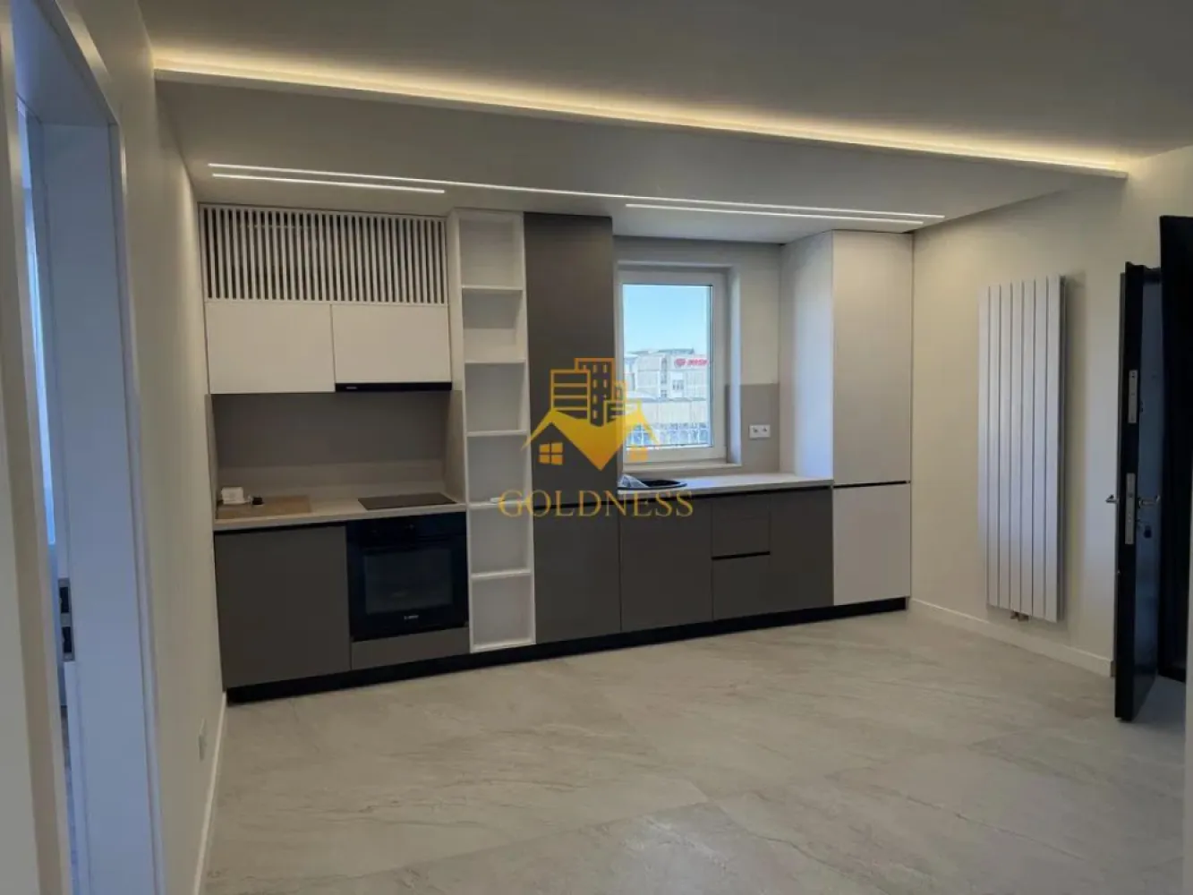 4 Camere decomandate, Iris, Prima inchiriere, Modern, UTCN, Muncii. - Goldness Imobiliare va ofera spre închiriere un apartament premium, cu suprafață utilă de 95 mp, decomandat, compartimentat în 4 camere și 2 băi, ideal pentru pentru chiriași care caută confort, spațiu și finisaje de calitate. Compartimentare: - 2 dormitoare cu pat matrimonial - 1 camera de 30 mp formata din zona de living cu canapea extensibila + nisa de dormit - 1 living + bucatarie open space - 1 baie cu cada de dus - 1 baie cu cada - hol generos Detalii: Posibilitatea de parcare la liber • finisaje premium • prima închiriere • disponibil pentru mutare imediata • situat la parterul unui imobil nou si linistit, format din 4 etaje • se inchiriaza mobilat (mobilier si saltele noi, se mobileaza in functie de necesitatile viitorului chirias) si utilat cu electrocasnice noi, din gama superioara (masina de spalat haine, 4 televizoare smart, centrala termica, aspirator, electrocasnice bucatarie (frigider incorporat, hota, plita electrica, cuptor electric incorporat, masina de spalat vase) si vesela, internet. Avantaje: • apartament modern, elegant și spațios • se mobilează în funcție de necesitățile clientului • ideal pentru închiriere pe termen lung • compartimentare practică și confort ridicat Condiții: • nu se acceptă animale de companie si fumatul in interiorul apartamentului • garanție: 1.500 euro Apartamentul este situat în zona Bulevardul Muncii – Iris, o zonă cu acces rapid către puncte importante din oraș. Se află în apropierea campusului UTCN de pe Bd. Muncii, de Auchan si Lidl Iris, de viitorul proiect RIVUS, într-o zonă aflată în plină dezvoltare, cu acces facil către magazine, servicii și principalele artere de circulație, la 2 min de statia de autobuz si tramvai. Pentru intermediere se percepe comision de 50%