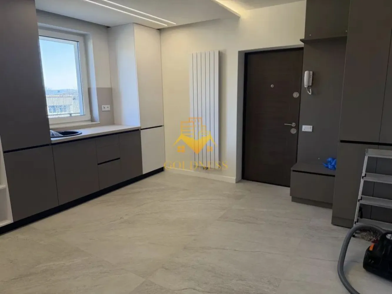4 Camere decomandate, Iris, Prima inchiriere, Modern, UTCN, Muncii. - Goldness Imobiliare va ofera spre închiriere un apartament premium, cu suprafață utilă de 95 mp, decomandat, compartimentat în 4 camere și 2 băi, ideal pentru pentru chiriași care caută confort, spațiu și finisaje de calitate. Compartimentare: - 2 dormitoare cu pat matrimonial - 1 camera de 30 mp formata din zona de living cu canapea extensibila + nisa de dormit - 1 living + bucatarie open space - 1 baie cu cada de dus - 1 baie cu cada - hol generos Detalii: Posibilitatea de parcare la liber • finisaje premium • prima închiriere • disponibil pentru mutare imediata • situat la parterul unui imobil nou si linistit, format din 4 etaje • se inchiriaza mobilat (mobilier si saltele noi, se mobileaza in functie de necesitatile viitorului chirias) si utilat cu electrocasnice noi, din gama superioara (masina de spalat haine, 4 televizoare smart, centrala termica, aspirator, electrocasnice bucatarie (frigider incorporat, hota, plita electrica, cuptor electric incorporat, masina de spalat vase) si vesela, internet. Avantaje: • apartament modern, elegant și spațios • se mobilează în funcție de necesitățile clientului • ideal pentru închiriere pe termen lung • compartimentare practică și confort ridicat Condiții: • nu se acceptă animale de companie si fumatul in interiorul apartamentului • garanție: 1.500 euro Apartamentul este situat în zona Bulevardul Muncii – Iris, o zonă cu acces rapid către puncte importante din oraș. Se află în apropierea campusului UTCN de pe Bd. Muncii, de Auchan si Lidl Iris, de viitorul proiect RIVUS, într-o zonă aflată în plină dezvoltare, cu acces facil către magazine, servicii și principalele artere de circulație, la 2 min de statia de autobuz si tramvai. Pentru intermediere se percepe comision de 50%