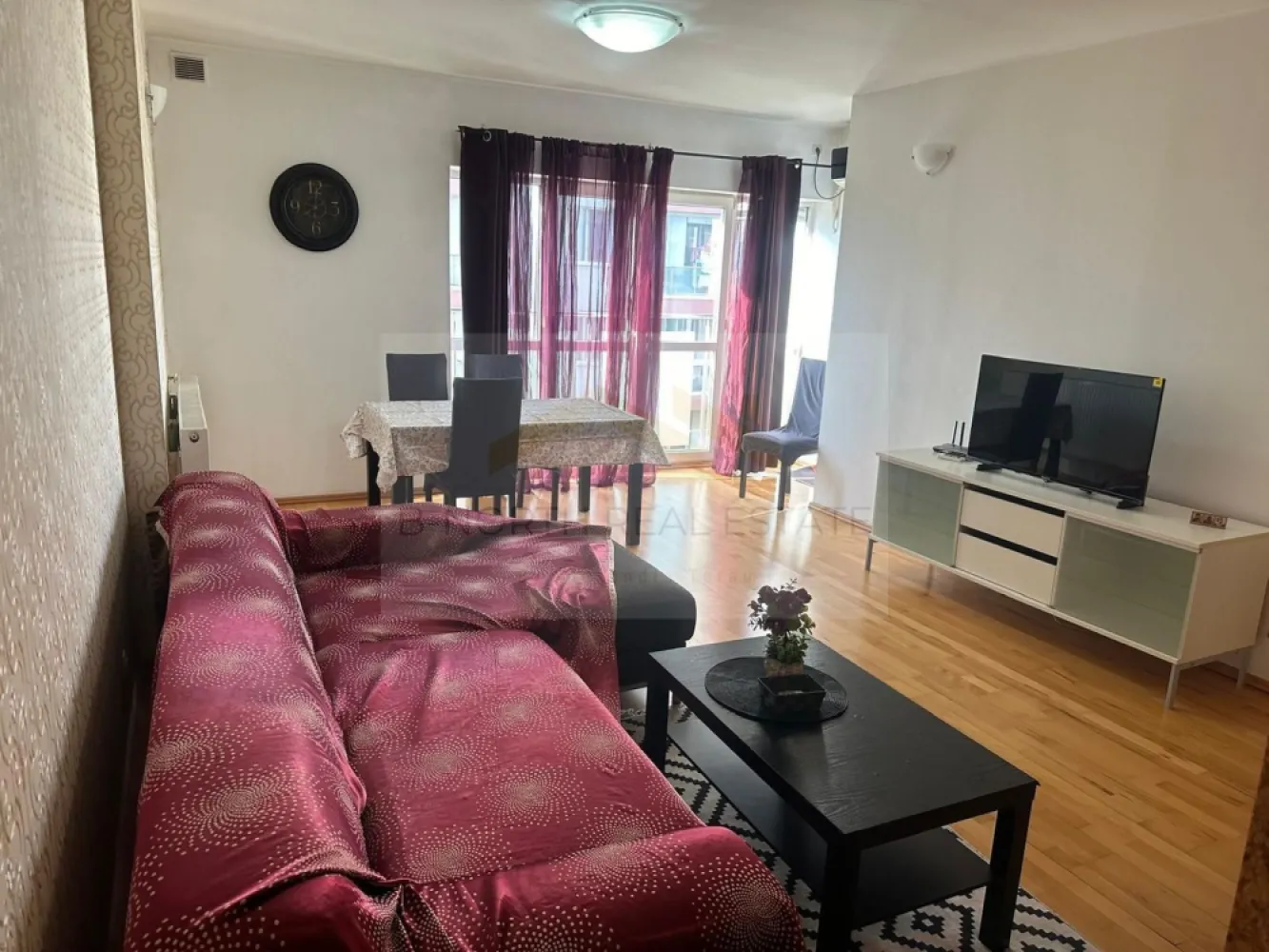 Apartament 4 camere de închiriat | Edenia Titan | 3 băi | 2 balcoane - B-North Real Estate vă propune spre închiriere un apartament spațios cu 4 camere, situat în complexul rezidențial Edenia, în zona Titan. Amplasat la etajul 6 din 11 al unui imobil construit în 2008, apartamentul oferă 81 mp utili, fiind ideal pentru o familie care își dorește confort, liniște și acces rapid către toate facilitățile orașului.

Caracteristici principale:

Apartament cu 4 camere
Compartimentare semidecomandată
Suprafață utilă: 81 mp
Etaj 6 din 11
3 băi
2 balcoane
Bloc construit în 2008

Dotări și beneficii:

Complex rezidențial cu acces securizat
Pază permanentă
Spații generoase și compartimentare practică
Zonă liniștită, ferită de zgomotul traficului
Boxă pentru depozitare disponibilă separat

Avantaje locație:

Complex Edenia – Titan
În apropierea Parcului Titanii și Parcului Alexandru Ioan Cuza (IOR)
Acces rapid către stațiile de metrou și mijloacele de transport în comun
Aproape de piețe, supermarketuri și centre comerciale
Restaurante, cafenele, farmacii și clinici în imediata apropiere
Școli și grădinițe în zonă

Preț și condiții:

Chirie: 750 euro/lună

Pentru informații suplimentare și programarea unei vizionări, contactați B-North Real Estate.