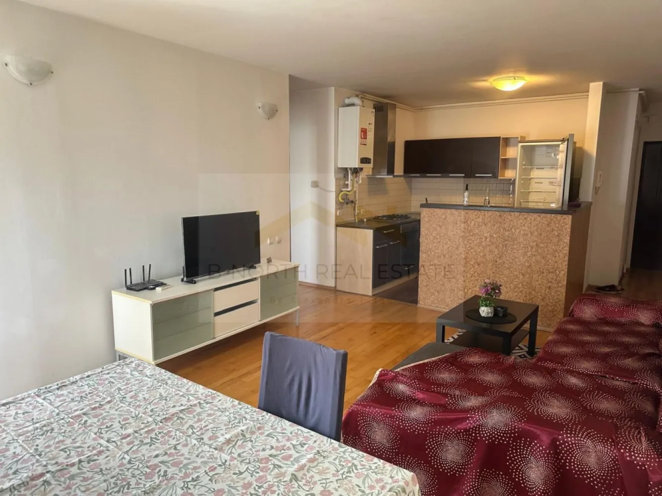Apartament 4 camere de închiriat | Edenia Titan | 3 băi | 2 balcoane - B-North Real Estate vă propune spre închiriere un apartament spațios cu 4 camere, situat în complexul rezidențial Edenia, în zona Titan. Amplasat la etajul 6 din 11 al unui imobil construit în 2008, apartamentul oferă 81 mp utili, fiind ideal pentru o familie care își dorește confort, liniște și acces rapid către toate facilitățile orașului.

Caracteristici principale:

Apartament cu 4 camere
Compartimentare semidecomandată
Suprafață utilă: 81 mp
Etaj 6 din 11
3 băi
2 balcoane
Bloc construit în 2008

Dotări și beneficii:

Complex rezidențial cu acces securizat
Pază permanentă
Spații generoase și compartimentare practică
Zonă liniștită, ferită de zgomotul traficului
Boxă pentru depozitare disponibilă separat

Avantaje locație:

Complex Edenia – Titan
În apropierea Parcului Titanii și Parcului Alexandru Ioan Cuza (IOR)
Acces rapid către stațiile de metrou și mijloacele de transport în comun
Aproape de piețe, supermarketuri și centre comerciale
Restaurante, cafenele, farmacii și clinici în imediata apropiere
Școli și grădinițe în zonă

Preț și condiții:

Chirie: 750 euro/lună

Pentru informații suplimentare și programarea unei vizionări, contactați B-North Real Estate.