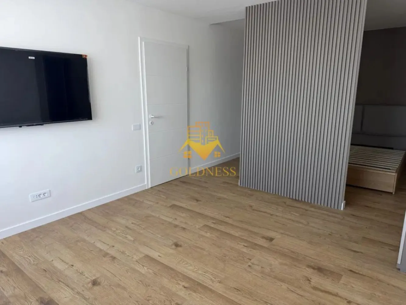 4 Camere decomandate, Iris, Prima inchiriere, Modern, UTCN, Muncii. - Goldness Imobiliare va ofera spre închiriere un apartament premium, cu suprafață utilă de 95 mp, decomandat, compartimentat în 4 camere și 2 băi, ideal pentru pentru chiriași care caută confort, spațiu și finisaje de calitate. Compartimentare: - 2 dormitoare cu pat matrimonial - 1 camera de 30 mp formata din zona de living cu canapea extensibila + nisa de dormit - 1 living + bucatarie open space - 1 baie cu cada de dus - 1 baie cu cada - hol generos Detalii: Posibilitatea de parcare la liber • finisaje premium • prima închiriere • disponibil pentru mutare imediata • situat la parterul unui imobil nou si linistit, format din 4 etaje • se inchiriaza mobilat (mobilier si saltele noi, se mobileaza in functie de necesitatile viitorului chirias) si utilat cu electrocasnice noi, din gama superioara (masina de spalat haine, 4 televizoare smart, centrala termica, aspirator, electrocasnice bucatarie (frigider incorporat, hota, plita electrica, cuptor electric incorporat, masina de spalat vase) si vesela, internet. Avantaje: • apartament modern, elegant și spațios • se mobilează în funcție de necesitățile clientului • ideal pentru închiriere pe termen lung • compartimentare practică și confort ridicat Condiții: • nu se acceptă animale de companie si fumatul in interiorul apartamentului • garanție: 1.500 euro Apartamentul este situat în zona Bulevardul Muncii – Iris, o zonă cu acces rapid către puncte importante din oraș. Se află în apropierea campusului UTCN de pe Bd. Muncii, de Auchan si Lidl Iris, de viitorul proiect RIVUS, într-o zonă aflată în plină dezvoltare, cu acces facil către magazine, servicii și principalele artere de circulație, la 2 min de statia de autobuz si tramvai. Pentru intermediere se percepe comision de 50%