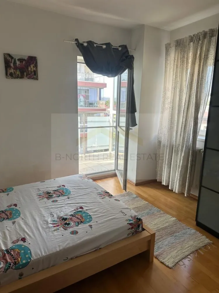 Apartament 4 camere de închiriat | Edenia Titan | 3 băi | 2 balcoane - B-North Real Estate vă propune spre închiriere un apartament spațios cu 4 camere, situat în complexul rezidențial Edenia, în zona Titan. Amplasat la etajul 6 din 11 al unui imobil construit în 2008, apartamentul oferă 81 mp utili, fiind ideal pentru o familie care își dorește confort, liniște și acces rapid către toate facilitățile orașului.

Caracteristici principale:

Apartament cu 4 camere
Compartimentare semidecomandată
Suprafață utilă: 81 mp
Etaj 6 din 11
3 băi
2 balcoane
Bloc construit în 2008

Dotări și beneficii:

Complex rezidențial cu acces securizat
Pază permanentă
Spații generoase și compartimentare practică
Zonă liniștită, ferită de zgomotul traficului
Boxă pentru depozitare disponibilă separat

Avantaje locație:

Complex Edenia – Titan
În apropierea Parcului Titanii și Parcului Alexandru Ioan Cuza (IOR)
Acces rapid către stațiile de metrou și mijloacele de transport în comun
Aproape de piețe, supermarketuri și centre comerciale
Restaurante, cafenele, farmacii și clinici în imediata apropiere
Școli și grădinițe în zonă

Preț și condiții:

Chirie: 750 euro/lună

Pentru informații suplimentare și programarea unei vizionări, contactați B-North Real Estate.