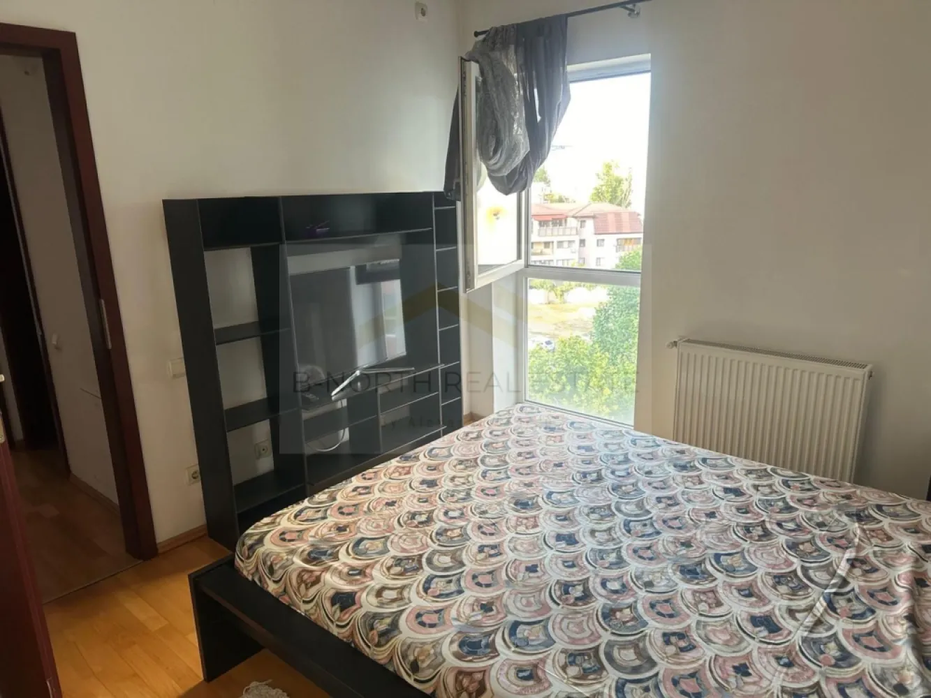Apartament 4 camere de închiriat | Edenia Titan | 3 băi | 2 balcoane - B-North Real Estate vă propune spre închiriere un apartament spațios cu 4 camere, situat în complexul rezidențial Edenia, în zona Titan. Amplasat la etajul 6 din 11 al unui imobil construit în 2008, apartamentul oferă 81 mp utili, fiind ideal pentru o familie care își dorește confort, liniște și acces rapid către toate facilitățile orașului.

Caracteristici principale:

Apartament cu 4 camere
Compartimentare semidecomandată
Suprafață utilă: 81 mp
Etaj 6 din 11
3 băi
2 balcoane
Bloc construit în 2008

Dotări și beneficii:

Complex rezidențial cu acces securizat
Pază permanentă
Spații generoase și compartimentare practică
Zonă liniștită, ferită de zgomotul traficului
Boxă pentru depozitare disponibilă separat

Avantaje locație:

Complex Edenia – Titan
În apropierea Parcului Titanii și Parcului Alexandru Ioan Cuza (IOR)
Acces rapid către stațiile de metrou și mijloacele de transport în comun
Aproape de piețe, supermarketuri și centre comerciale
Restaurante, cafenele, farmacii și clinici în imediata apropiere
Școli și grădinițe în zonă

Preț și condiții:

Chirie: 750 euro/lună

Pentru informații suplimentare și programarea unei vizionări, contactați B-North Real Estate.