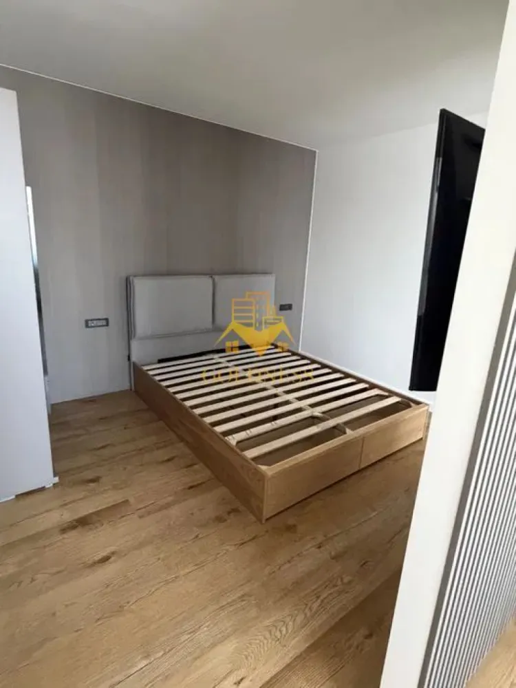 4 Camere decomandate, Iris, Prima inchiriere, Modern, UTCN, Muncii. - Goldness Imobiliare va ofera spre închiriere un apartament premium, cu suprafață utilă de 95 mp, decomandat, compartimentat în 4 camere și 2 băi, ideal pentru pentru chiriași care caută confort, spațiu și finisaje de calitate. Compartimentare: - 2 dormitoare cu pat matrimonial - 1 camera de 30 mp formata din zona de living cu canapea extensibila + nisa de dormit - 1 living + bucatarie open space - 1 baie cu cada de dus - 1 baie cu cada - hol generos Detalii: Posibilitatea de parcare la liber • finisaje premium • prima închiriere • disponibil pentru mutare imediata • situat la parterul unui imobil nou si linistit, format din 4 etaje • se inchiriaza mobilat (mobilier si saltele noi, se mobileaza in functie de necesitatile viitorului chirias) si utilat cu electrocasnice noi, din gama superioara (masina de spalat haine, 4 televizoare smart, centrala termica, aspirator, electrocasnice bucatarie (frigider incorporat, hota, plita electrica, cuptor electric incorporat, masina de spalat vase) si vesela, internet. Avantaje: • apartament modern, elegant și spațios • se mobilează în funcție de necesitățile clientului • ideal pentru închiriere pe termen lung • compartimentare practică și confort ridicat Condiții: • nu se acceptă animale de companie si fumatul in interiorul apartamentului • garanție: 1.500 euro Apartamentul este situat în zona Bulevardul Muncii – Iris, o zonă cu acces rapid către puncte importante din oraș. Se află în apropierea campusului UTCN de pe Bd. Muncii, de Auchan si Lidl Iris, de viitorul proiect RIVUS, într-o zonă aflată în plină dezvoltare, cu acces facil către magazine, servicii și principalele artere de circulație, la 2 min de statia de autobuz si tramvai. Pentru intermediere se percepe comision de 50%
