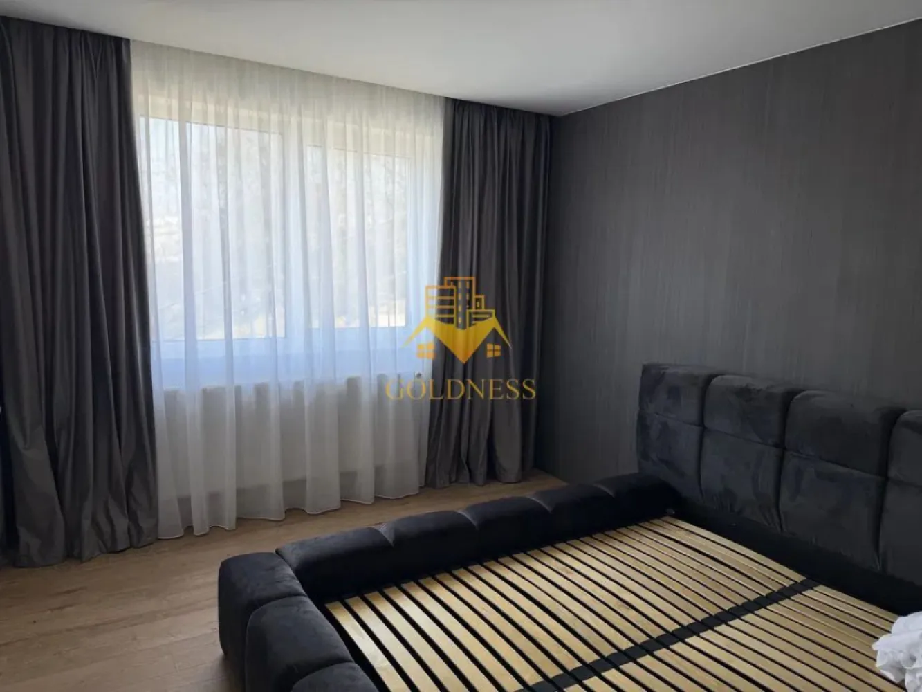 4 Camere decomandate, Iris, Prima inchiriere, Modern, UTCN, Muncii. - Goldness Imobiliare va ofera spre închiriere un apartament premium, cu suprafață utilă de 95 mp, decomandat, compartimentat în 4 camere și 2 băi, ideal pentru pentru chiriași care caută confort, spațiu și finisaje de calitate. Compartimentare: - 2 dormitoare cu pat matrimonial - 1 camera de 30 mp formata din zona de living cu canapea extensibila + nisa de dormit - 1 living + bucatarie open space - 1 baie cu cada de dus - 1 baie cu cada - hol generos Detalii: Posibilitatea de parcare la liber • finisaje premium • prima închiriere • disponibil pentru mutare imediata • situat la parterul unui imobil nou si linistit, format din 4 etaje • se inchiriaza mobilat (mobilier si saltele noi, se mobileaza in functie de necesitatile viitorului chirias) si utilat cu electrocasnice noi, din gama superioara (masina de spalat haine, 4 televizoare smart, centrala termica, aspirator, electrocasnice bucatarie (frigider incorporat, hota, plita electrica, cuptor electric incorporat, masina de spalat vase) si vesela, internet. Avantaje: • apartament modern, elegant și spațios • se mobilează în funcție de necesitățile clientului • ideal pentru închiriere pe termen lung • compartimentare practică și confort ridicat Condiții: • nu se acceptă animale de companie si fumatul in interiorul apartamentului • garanție: 1.500 euro Apartamentul este situat în zona Bulevardul Muncii – Iris, o zonă cu acces rapid către puncte importante din oraș. Se află în apropierea campusului UTCN de pe Bd. Muncii, de Auchan si Lidl Iris, de viitorul proiect RIVUS, într-o zonă aflată în plină dezvoltare, cu acces facil către magazine, servicii și principalele artere de circulație, la 2 min de statia de autobuz si tramvai. Pentru intermediere se percepe comision de 50%