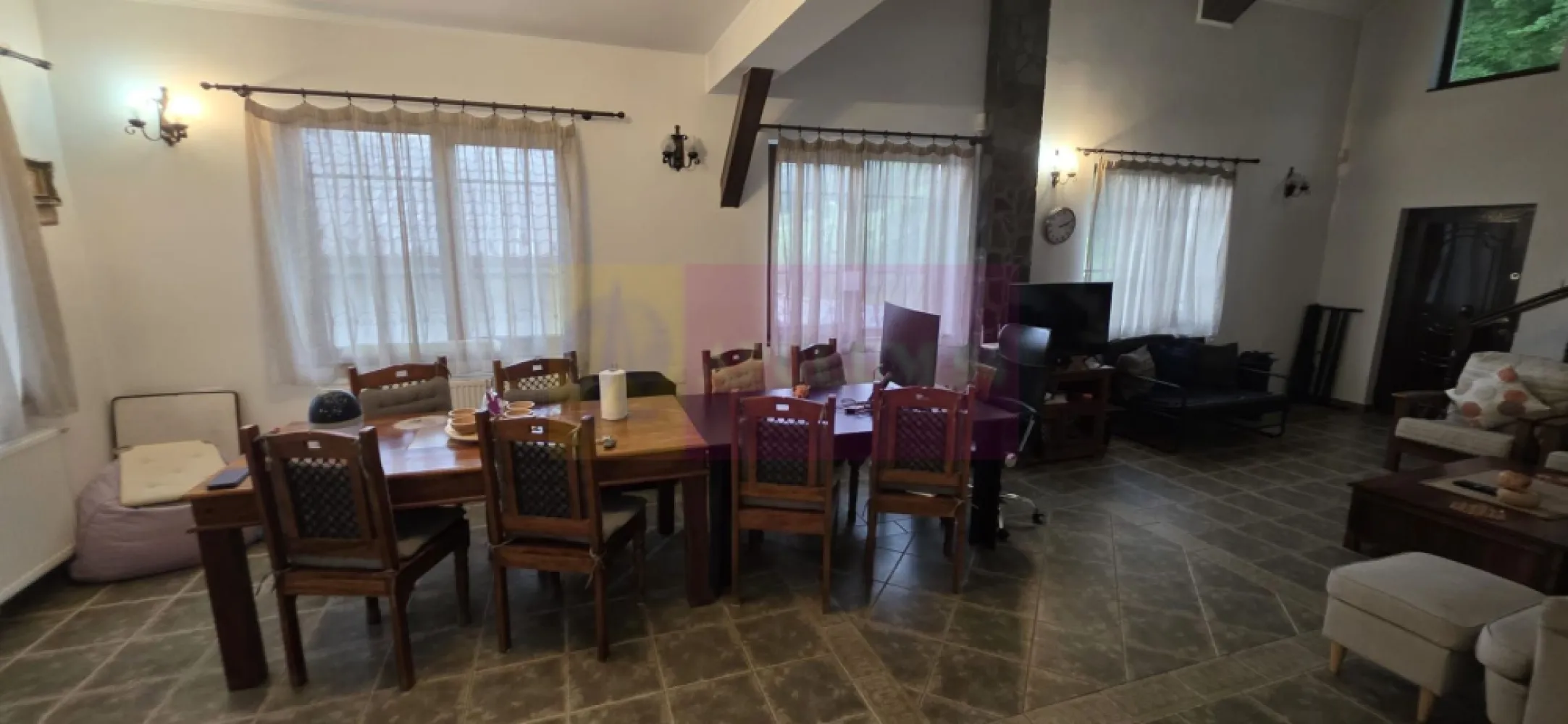 Vila in Sinaia cu parau in curte si view superb - Vilă deosebită de vânzare în Sinaia – pârâu cu apă de munte în curte și panoramă spectaculoasă către Munții Baiului

Există proprietăți frumoase și există proprietăți cu adevărat speciale. Această vilă, construită în anul 2008, face parte din cea de-a doua categorie, oferind un cadru rar întâlnit în Sinaia: un pârâu cu apă limpede de munte care traversează curtea, transformând fiecare zi într-o experiență de relaxare în mijlocul naturii.

Amplasată pe un teren de 500 mp, într-o zonă liniștită, cu acces pe drum asfaltat, proprietatea se bucură de o priveliște superbă către Munții Baiului, oferind intimitate, liniște și aer curat.

Vila este construită pe structură din beton armat, cu zidărie din cărămidă, izolată termic cu termosistem, acoperită cu țiglă metalică și dotată cu tâmplărie PVC cu geam termopan, fiind realizată pentru confort și durabilitate.

În partea din spate a proprietății se află o grădină verde și intimă, amenajată cu spațiu pentru grătar, un mic foișor și o terasă ideală pentru petrecerea timpului în aer liber. Elementul care face această proprietate cu adevărat unică este însă pârâul cu apă de munte care traversează curtea, oferind un decor natural spectaculos și o atmosferă de vacanță pe tot parcursul anului.
Date tehnice

 Teren: 500 mp
 Suprafață construită desfășurată: 240 mp
 Suprafață utilă: 190 mp
 Amprentă la sol: 120 mp
 Regim de înălțime: Demisol + Parter + Etaj + Pod

Compartimentare

Demisol

 Cameră de depozitare
 Cameră tehnică (centrală termică și spațiu pentru mașina de spălat)
 Acces separat pentru fiecare încăpere

Parter

 Living spațios cu zonă generoasă de relaxare
 Dormitor
 Bucătărie
 Hol
 Baie
 Acces către terasa din spatele vilei
 Casa scării

Etaj

 3 dormitoare
 2 dormitoare cu balcon
 Baie

Proprietatea dispune de două terase, una în partea din față și una în partea din spate, fiecare oferind un spațiu perfect pentru relaxare și admirarea peisajului montan.
Parcare în curte pentru 2 autoturisme.

Vila se vinde complet mobilată și utilată, fiind pregătită pentru mutare imediată sau pentru exploatare în regim turistic.
Utilități

 Curent electric
 Gaz natural
 Apă
 Canalizare
 Internet
 Cablu TV

Dacă vă doriți o locuință care să ofere mai mult decât confort – un loc unde sunetul apei de munte, grădina intimă și panorama către Munții Baiului creează o atmosferă unică – această proprietate reprezintă una dintre cele mai interesante oportunități din Sinaia.

MERVANI IMOBILIARE
0729 935 536