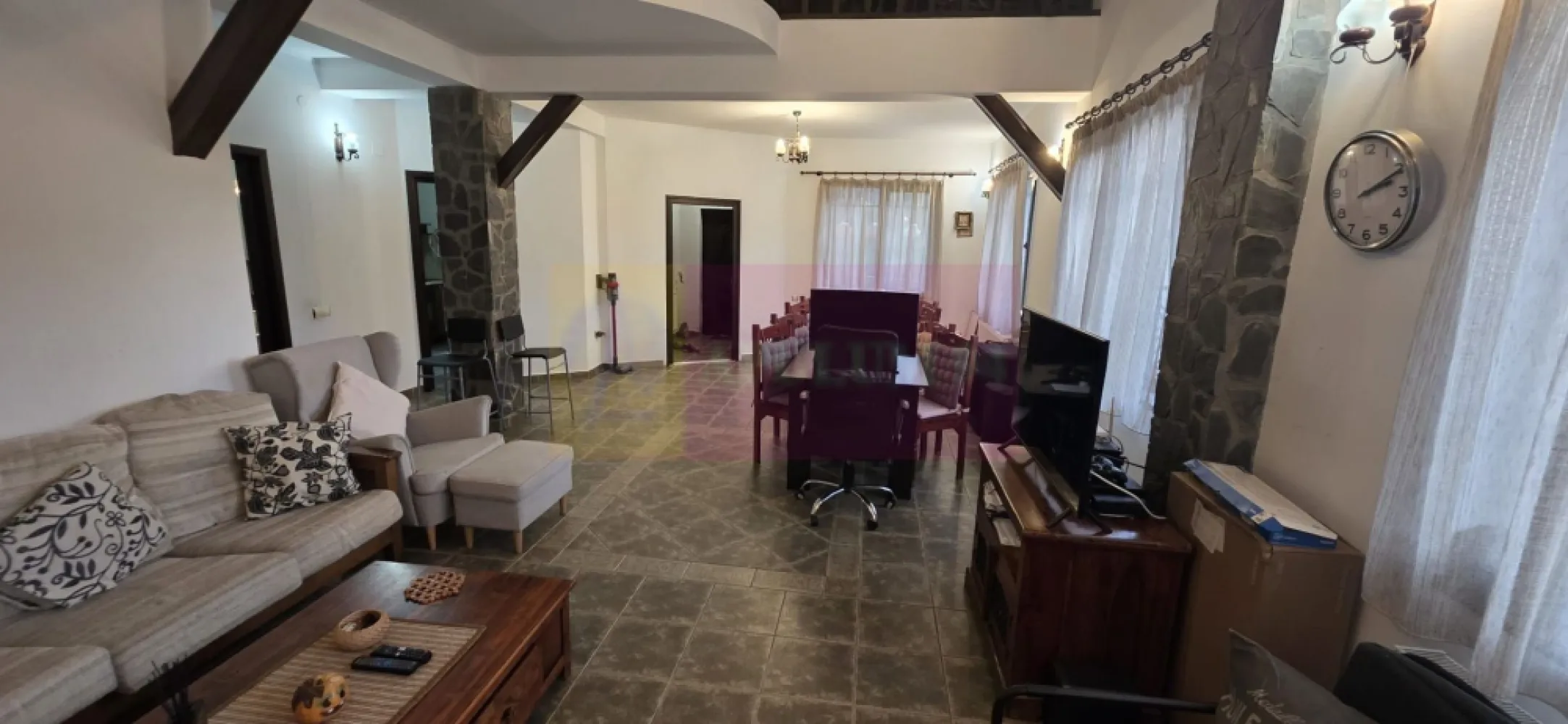 Vila in Sinaia cu parau in curte si view superb - Vilă deosebită de vânzare în Sinaia – pârâu cu apă de munte în curte și panoramă spectaculoasă către Munții Baiului

Există proprietăți frumoase și există proprietăți cu adevărat speciale. Această vilă, construită în anul 2008, face parte din cea de-a doua categorie, oferind un cadru rar întâlnit în Sinaia: un pârâu cu apă limpede de munte care traversează curtea, transformând fiecare zi într-o experiență de relaxare în mijlocul naturii.

Amplasată pe un teren de 500 mp, într-o zonă liniștită, cu acces pe drum asfaltat, proprietatea se bucură de o priveliște superbă către Munții Baiului, oferind intimitate, liniște și aer curat.

Vila este construită pe structură din beton armat, cu zidărie din cărămidă, izolată termic cu termosistem, acoperită cu țiglă metalică și dotată cu tâmplărie PVC cu geam termopan, fiind realizată pentru confort și durabilitate.

În partea din spate a proprietății se află o grădină verde și intimă, amenajată cu spațiu pentru grătar, un mic foișor și o terasă ideală pentru petrecerea timpului în aer liber. Elementul care face această proprietate cu adevărat unică este însă pârâul cu apă de munte care traversează curtea, oferind un decor natural spectaculos și o atmosferă de vacanță pe tot parcursul anului.
Date tehnice

 Teren: 500 mp
 Suprafață construită desfășurată: 240 mp
 Suprafață utilă: 190 mp
 Amprentă la sol: 120 mp
 Regim de înălțime: Demisol + Parter + Etaj + Pod

Compartimentare

Demisol

 Cameră de depozitare
 Cameră tehnică (centrală termică și spațiu pentru mașina de spălat)
 Acces separat pentru fiecare încăpere

Parter

 Living spațios cu zonă generoasă de relaxare
 Dormitor
 Bucătărie
 Hol
 Baie
 Acces către terasa din spatele vilei
 Casa scării

Etaj

 3 dormitoare
 2 dormitoare cu balcon
 Baie

Proprietatea dispune de două terase, una în partea din față și una în partea din spate, fiecare oferind un spațiu perfect pentru relaxare și admirarea peisajului montan.
Parcare în curte pentru 2 autoturisme.

Vila se vinde complet mobilată și utilată, fiind pregătită pentru mutare imediată sau pentru exploatare în regim turistic.
Utilități

 Curent electric
 Gaz natural
 Apă
 Canalizare
 Internet
 Cablu TV

Dacă vă doriți o locuință care să ofere mai mult decât confort – un loc unde sunetul apei de munte, grădina intimă și panorama către Munții Baiului creează o atmosferă unică – această proprietate reprezintă una dintre cele mai interesante oportunități din Sinaia.

MERVANI IMOBILIARE
0729 935 536