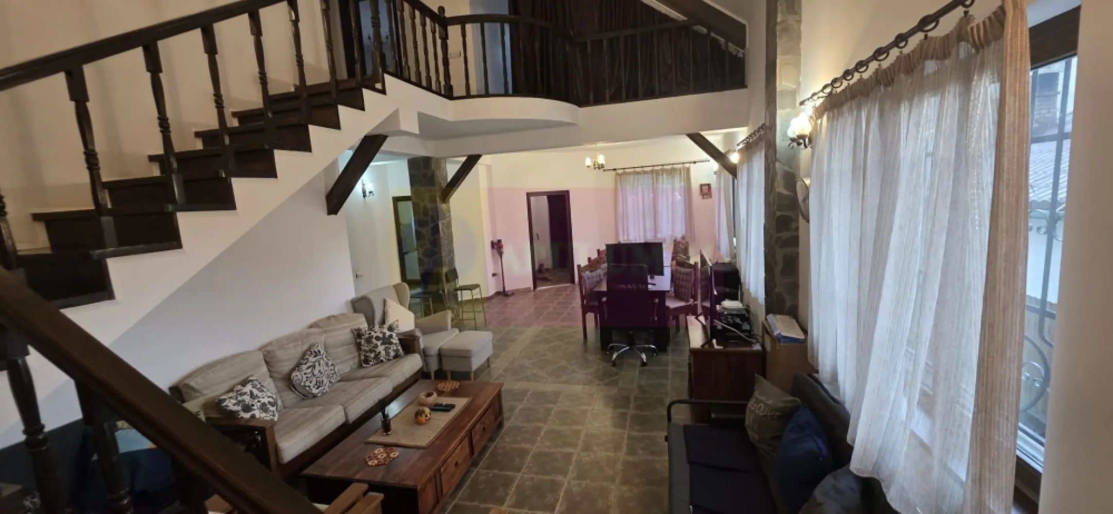 Vila in Sinaia cu parau in curte si view superb - Vilă deosebită de vânzare în Sinaia – pârâu cu apă de munte în curte și panoramă spectaculoasă către Munții Baiului

Există proprietăți frumoase și există proprietăți cu adevărat speciale. Această vilă, construită în anul 2008, face parte din cea de-a doua categorie, oferind un cadru rar întâlnit în Sinaia: un pârâu cu apă limpede de munte care traversează curtea, transformând fiecare zi într-o experiență de relaxare în mijlocul naturii.

Amplasată pe un teren de 500 mp, într-o zonă liniștită, cu acces pe drum asfaltat, proprietatea se bucură de o priveliște superbă către Munții Baiului, oferind intimitate, liniște și aer curat.

Vila este construită pe structură din beton armat, cu zidărie din cărămidă, izolată termic cu termosistem, acoperită cu țiglă metalică și dotată cu tâmplărie PVC cu geam termopan, fiind realizată pentru confort și durabilitate.

În partea din spate a proprietății se află o grădină verde și intimă, amenajată cu spațiu pentru grătar, un mic foișor și o terasă ideală pentru petrecerea timpului în aer liber. Elementul care face această proprietate cu adevărat unică este însă pârâul cu apă de munte care traversează curtea, oferind un decor natural spectaculos și o atmosferă de vacanță pe tot parcursul anului.
Date tehnice

 Teren: 500 mp
 Suprafață construită desfășurată: 240 mp
 Suprafață utilă: 190 mp
 Amprentă la sol: 120 mp
 Regim de înălțime: Demisol + Parter + Etaj + Pod

Compartimentare

Demisol

 Cameră de depozitare
 Cameră tehnică (centrală termică și spațiu pentru mașina de spălat)
 Acces separat pentru fiecare încăpere

Parter

 Living spațios cu zonă generoasă de relaxare
 Dormitor
 Bucătărie
 Hol
 Baie
 Acces către terasa din spatele vilei
 Casa scării

Etaj

 3 dormitoare
 2 dormitoare cu balcon
 Baie

Proprietatea dispune de două terase, una în partea din față și una în partea din spate, fiecare oferind un spațiu perfect pentru relaxare și admirarea peisajului montan.
Parcare în curte pentru 2 autoturisme.

Vila se vinde complet mobilată și utilată, fiind pregătită pentru mutare imediată sau pentru exploatare în regim turistic.
Utilități

 Curent electric
 Gaz natural
 Apă
 Canalizare
 Internet
 Cablu TV

Dacă vă doriți o locuință care să ofere mai mult decât confort – un loc unde sunetul apei de munte, grădina intimă și panorama către Munții Baiului creează o atmosferă unică – această proprietate reprezintă una dintre cele mai interesante oportunități din Sinaia.

MERVANI IMOBILIARE
0729 935 536