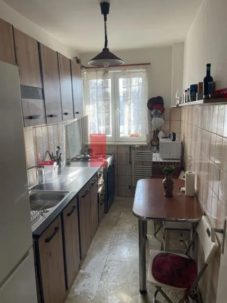 APARTAMENT 3 CAMERE -IANCU DE HUNEDOARA/ LANGA GUVERN - Va prezentam spre vanzare un apartament de 3 camere semidecomandat situat
 in zona Guvernului , pe bulevardul Iancu de Hunedoara.
 Imobilul se afla intr-un bloc de apartamente construit in anul 1967, la etajul1 din 8, 
 si detine o suprafata utila de 68mp.
 Locuinta este formata din living, 2 dormitoare, bucatarie, baie , hol.
 Comfortul termic este realizat de la sistem centralizat de termoficare. 
 Metrou la cateva minute iar tramvaiul si autobuzele au statie in fata blocului.
 Imformatiile tehnice au caracter orientativ, acestea fiind preluate de la proprietar.
 Pentru mai multe imformatii sau vizionare va rugam sunati la 0722 371 033.