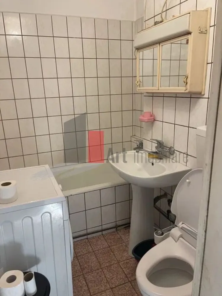 APARTAMENT 3 CAMERE -IANCU DE HUNEDOARA/ LANGA GUVERN - Va prezentam spre vanzare un apartament de 3 camere semidecomandat situat
 in zona Guvernului , pe bulevardul Iancu de Hunedoara.
 Imobilul se afla intr-un bloc de apartamente construit in anul 1967, la etajul1 din 8, 
 si detine o suprafata utila de 68mp.
 Locuinta este formata din living, 2 dormitoare, bucatarie, baie , hol.
 Comfortul termic este realizat de la sistem centralizat de termoficare. 
 Metrou la cateva minute iar tramvaiul si autobuzele au statie in fata blocului.
 Imformatiile tehnice au caracter orientativ, acestea fiind preluate de la proprietar.
 Pentru mai multe imformatii sau vizionare va rugam sunati la 0722 371 033.