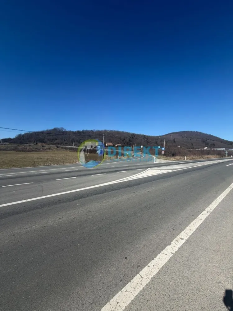 Teren intravilan, zoan Parcul Industrial Teraplast - Teren intravilan de vânzare – zonă industrială / investiție – Sărățel, jud. Bistrița-Năsăud

Se oferă spre vânzare teren intravilan situat în localitatea Sărățel, comuna Șieu-Măgheruș, județul Bistrița-Năsăud, în apropierea Parcului Industrial Teraplast, cu destinație industrială / agroindustrială.

Terenul este ideal pentru investiții, dezvoltări logistice, hale industriale, producție sau depozitare, fiind amplasat într-o zonă industrială în continuă dezvoltare.

Date principale teren

Suprafață: 9.236 mp

Categorie: teren intravilan

Proprietate: liberă de sarcini

Front stradal: aprox. 96 m

Utilități: curent electric și apă disponibile pe teren

Terenul este amplasat într-o zonă cu funcțiune industrială și agricolă, conform reglementărilor urbanistice, fiind potrivit pentru multiple tipuri de dezvoltări economice.

Indicatori urbanistici

POT maxim: 80% (inclusiv alei, parcaje și platforme tehnologice)

CUT maxim: 1.80

Regim de înălțime: P + 2E

Înălțime maximă clădiri: 12 m

Utilizări permise conform certificatului de urbanism

activități industriale și agroindustriale

depozite și logistică

activități de producție

servicii și comerț specifice zonelor industriale

clădiri administrative / sedii de birouri

unități alimentare publice de mici dimensiuni

locuințe de serviciu

Avantaje

amplasare într-o zonă industrială în plină dezvoltare

aproape de Parcul Industrial Teraplast

teren construibil

ideal pentru hale industriale, depozite sau logistică

suprafață generoasă pentru proiecte investiționale

acces facil la infrastructura zonei

Alte informații

Autorizarea construcțiilor se face conform regulamentului urbanistic și legislației în vigoare, cu respectarea retragerilor și condițiilor tehnice specifice zonei.

✔ Proprietatea poate fi parcelată la cererea clientului.