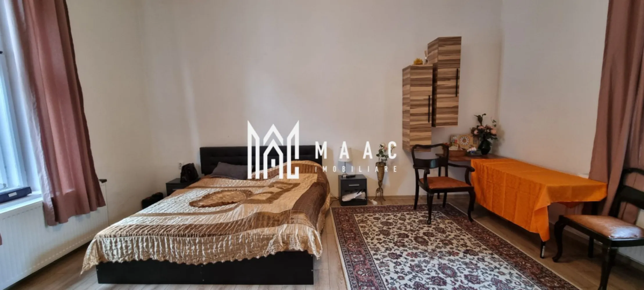 Apartament 3 camere I 83 mpu I Etaj 1 I Utracentral - MAAC Imobiliare propune spre achiziție un apartament generos, situat la etajul 1 al unei clădiri cu farmec istoric, în inima Sibiului, pe Strada Tipografilor. 
Cu o suprafață utilă de aproximativ 83 mp, locuința oferă un echilibru plăcut între spațiu, lumină și confort urban.

Locuința este complet decomandată și cuprinde:
- un living primitor, ideal pentru momente de relaxare;
- două dormitoare luminoase, cu ferestre orientate spre străzile Tipografilor și Cetății;
- bucătărie închisă, practică și bine delimitată;
- baie cu geam, pentru ventilație naturală;
- dressing și antreu spațios, care completează armonios funcționalitatea apartamentului.

Imobilul beneficiază de:
- structură solidă, cu placă de bază din beton;
- o cameră amplasată deasupra unui pasaj, detaliu care conferă unicitate;
- acoperiș în stare bună, fără infiltrații;
- tâmplărie din lemn cu geamuri duble, păstrând eleganța originală.
- Pivniță pentru depozitare cu suprafața de aproximativ 5 mp.
 
Încălzirea este asigurată de centrală pe gaz și calorifere, garantând confort termic pe tot parcursul anului.
Acest apartament este baza unei locuințe premium, fiind pregătit pentru a deveni căminul ideal pentru cei care își doresc să trăiască în centrul istoric al orașului.

Pentru mai multe detalii sau pentru a programa o vizionare, ne puteți contacta menționând ID CP2961537.