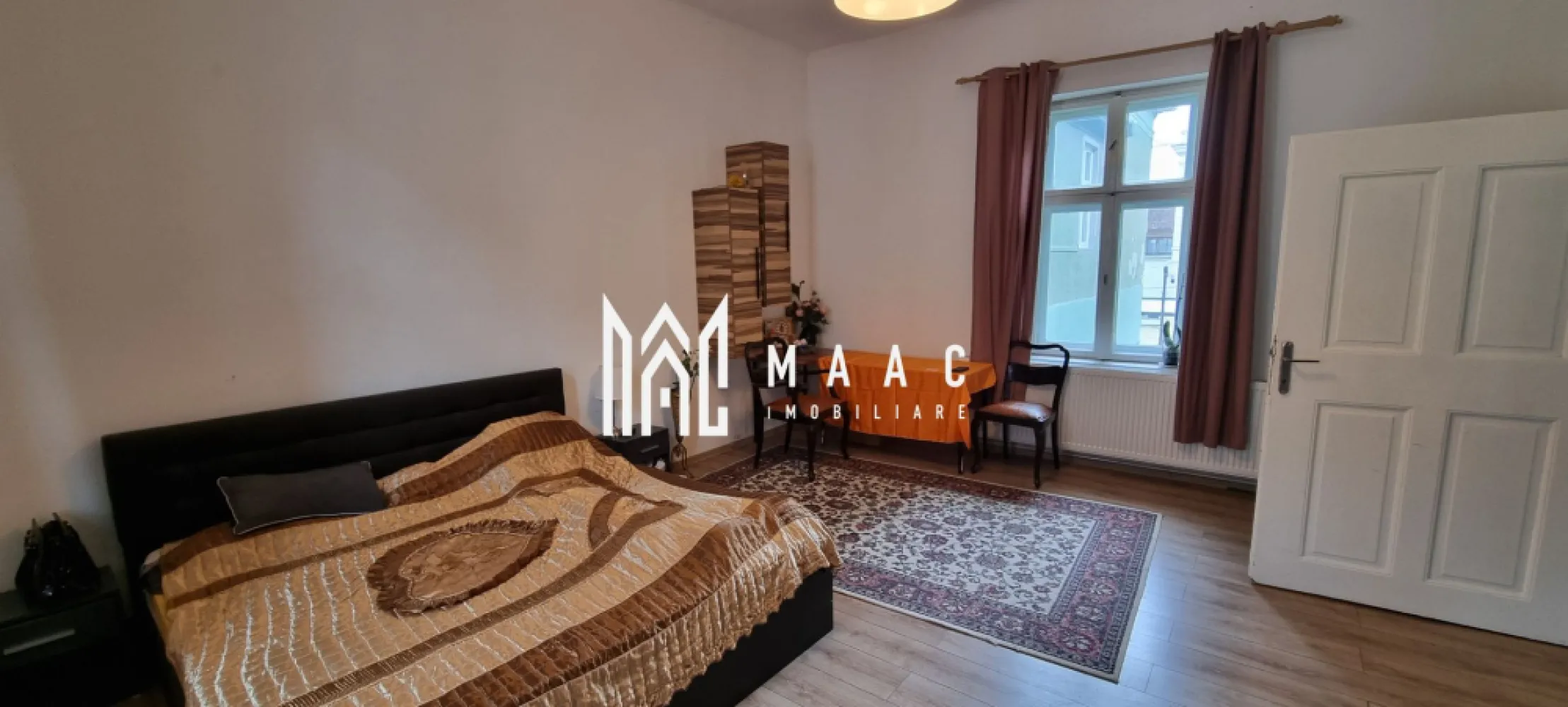 Apartament 3 camere I 83 mpu I Etaj 1 I Utracentral - MAAC Imobiliare propune spre achiziție un apartament generos, situat la etajul 1 al unei clădiri cu farmec istoric, în inima Sibiului, pe Strada Tipografilor. 
Cu o suprafață utilă de aproximativ 83 mp, locuința oferă un echilibru plăcut între spațiu, lumină și confort urban.

Locuința este complet decomandată și cuprinde:
- un living primitor, ideal pentru momente de relaxare;
- două dormitoare luminoase, cu ferestre orientate spre străzile Tipografilor și Cetății;
- bucătărie închisă, practică și bine delimitată;
- baie cu geam, pentru ventilație naturală;
- dressing și antreu spațios, care completează armonios funcționalitatea apartamentului.

Imobilul beneficiază de:
- structură solidă, cu placă de bază din beton;
- o cameră amplasată deasupra unui pasaj, detaliu care conferă unicitate;
- acoperiș în stare bună, fără infiltrații;
- tâmplărie din lemn cu geamuri duble, păstrând eleganța originală.
- Pivniță pentru depozitare cu suprafața de aproximativ 5 mp.
 
Încălzirea este asigurată de centrală pe gaz și calorifere, garantând confort termic pe tot parcursul anului.
Acest apartament este baza unei locuințe premium, fiind pregătit pentru a deveni căminul ideal pentru cei care își doresc să trăiască în centrul istoric al orașului.

Pentru mai multe detalii sau pentru a programa o vizionare, ne puteți contacta menționând ID CP2961537.