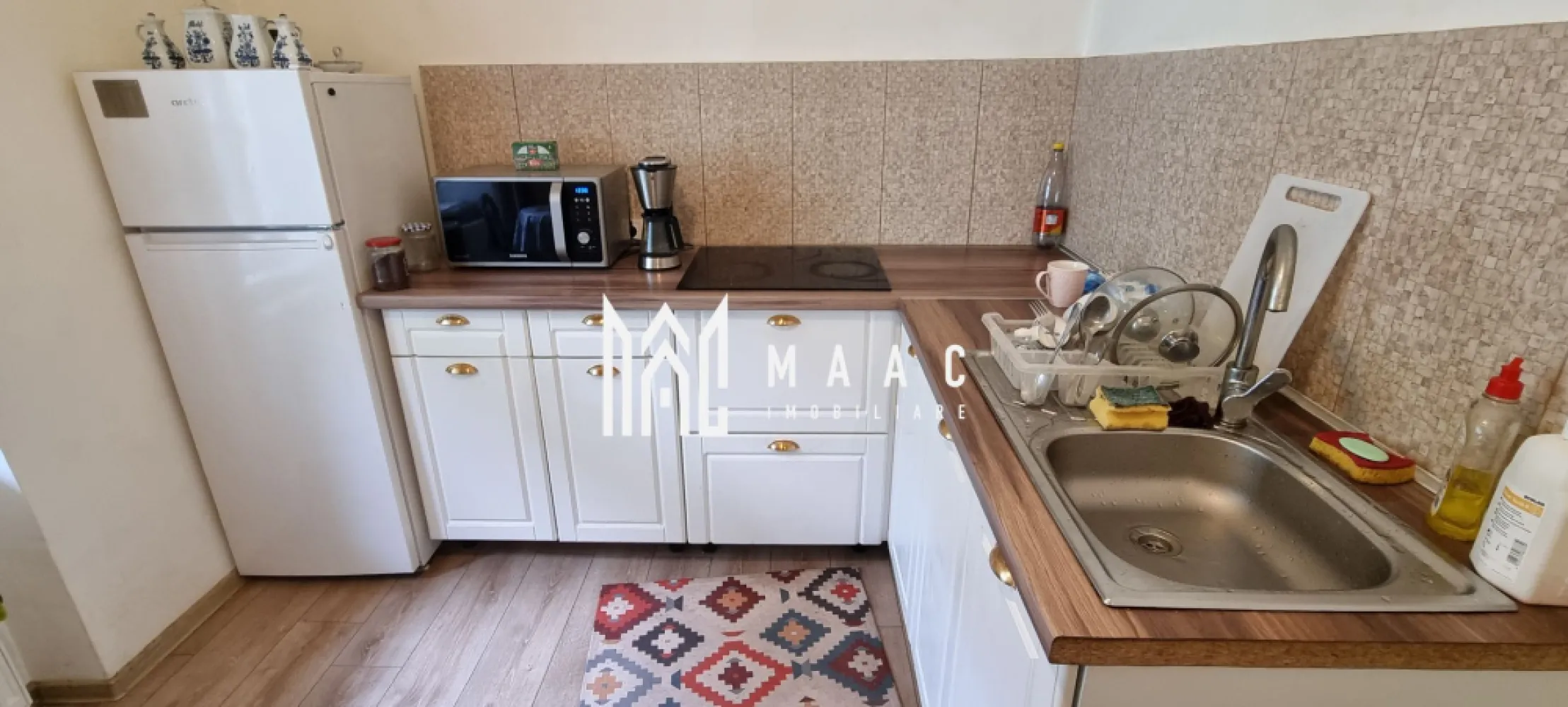Apartament 3 camere I 83 mpu I Etaj 1 I Utracentral - MAAC Imobiliare propune spre achiziție un apartament generos, situat la etajul 1 al unei clădiri cu farmec istoric, în inima Sibiului, pe Strada Tipografilor. 
Cu o suprafață utilă de aproximativ 83 mp, locuința oferă un echilibru plăcut între spațiu, lumină și confort urban.

Locuința este complet decomandată și cuprinde:
- un living primitor, ideal pentru momente de relaxare;
- două dormitoare luminoase, cu ferestre orientate spre străzile Tipografilor și Cetății;
- bucătărie închisă, practică și bine delimitată;
- baie cu geam, pentru ventilație naturală;
- dressing și antreu spațios, care completează armonios funcționalitatea apartamentului.

Imobilul beneficiază de:
- structură solidă, cu placă de bază din beton;
- o cameră amplasată deasupra unui pasaj, detaliu care conferă unicitate;
- acoperiș în stare bună, fără infiltrații;
- tâmplărie din lemn cu geamuri duble, păstrând eleganța originală.
- Pivniță pentru depozitare cu suprafața de aproximativ 5 mp.
 
Încălzirea este asigurată de centrală pe gaz și calorifere, garantând confort termic pe tot parcursul anului.
Acest apartament este baza unei locuințe premium, fiind pregătit pentru a deveni căminul ideal pentru cei care își doresc să trăiască în centrul istoric al orașului.

Pentru mai multe detalii sau pentru a programa o vizionare, ne puteți contacta menționând ID CP2961537.