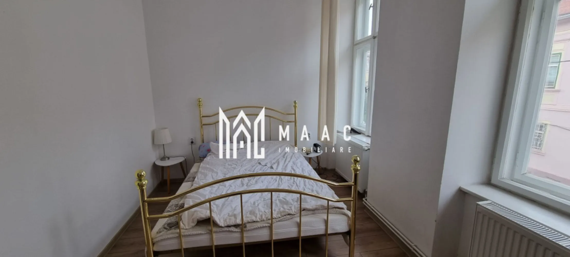 Apartament 3 camere I 83 mpu I Etaj 1 I Utracentral - MAAC Imobiliare propune spre achiziție un apartament generos, situat la etajul 1 al unei clădiri cu farmec istoric, în inima Sibiului, pe Strada Tipografilor. 
Cu o suprafață utilă de aproximativ 83 mp, locuința oferă un echilibru plăcut între spațiu, lumină și confort urban.

Locuința este complet decomandată și cuprinde:
- un living primitor, ideal pentru momente de relaxare;
- două dormitoare luminoase, cu ferestre orientate spre străzile Tipografilor și Cetății;
- bucătărie închisă, practică și bine delimitată;
- baie cu geam, pentru ventilație naturală;
- dressing și antreu spațios, care completează armonios funcționalitatea apartamentului.

Imobilul beneficiază de:
- structură solidă, cu placă de bază din beton;
- o cameră amplasată deasupra unui pasaj, detaliu care conferă unicitate;
- acoperiș în stare bună, fără infiltrații;
- tâmplărie din lemn cu geamuri duble, păstrând eleganța originală.
- Pivniță pentru depozitare cu suprafața de aproximativ 5 mp.
 
Încălzirea este asigurată de centrală pe gaz și calorifere, garantând confort termic pe tot parcursul anului.
Acest apartament este baza unei locuințe premium, fiind pregătit pentru a deveni căminul ideal pentru cei care își doresc să trăiască în centrul istoric al orașului.

Pentru mai multe detalii sau pentru a programa o vizionare, ne puteți contacta menționând ID CP2961537.