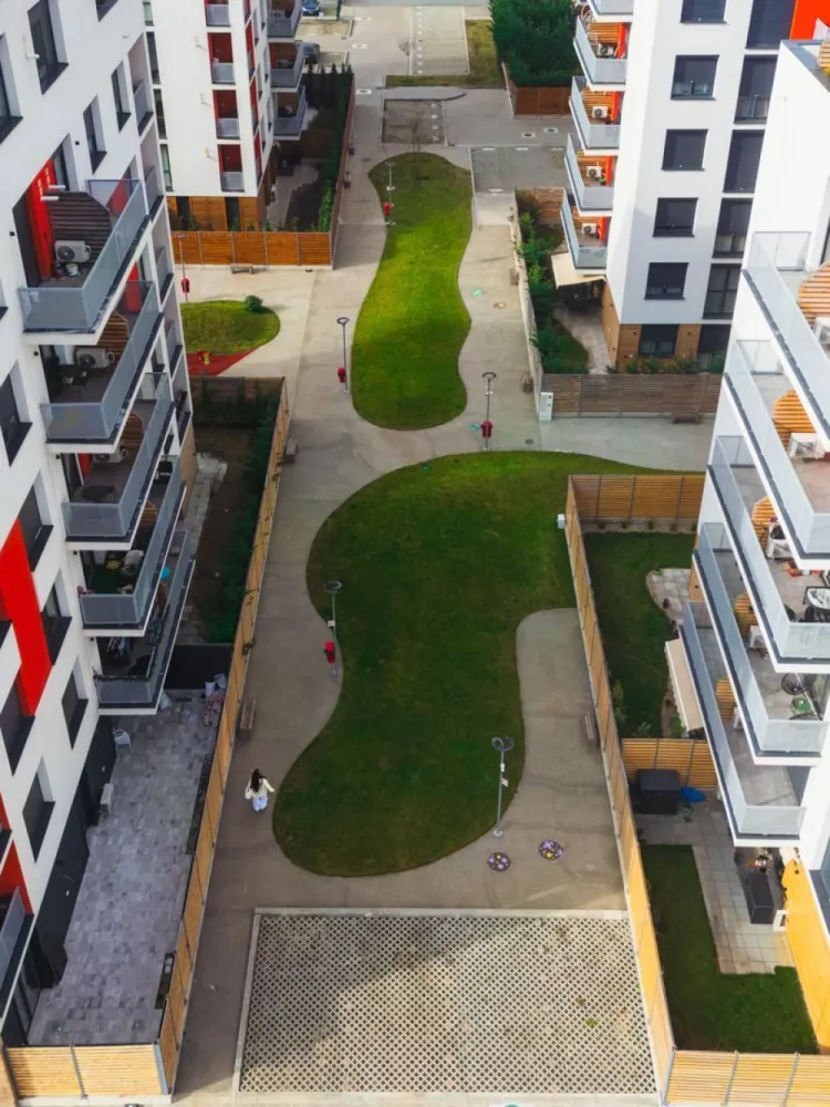 Apartament 2 camere, etaj 2, bloc R39, ap 15, Ared City Arad - Alegerea unei locuințe nu înseamnă doar numărul de camere sau prețul de achiziție. Înseamnă să investești într-o zonă care își păstrează valoarea și îți oferă confort pe termen lung.
De aceea, ARED City rămâne una dintre cele mai apreciate zone rezidențiale din Arad. Dezvoltarea continuă a cartierului, infrastructura modernă și accesul rapid către principalele puncte de interes fac din acest proiect o alegere inspirată atât pentru locuit, cât și pentru investiție.

🎁 În această perioadă beneficiezi de:
✔ Discount de 2% până la 31.07.2026
✔ Predare la 30.11.2026
✔ Posibilitatea achitării diferenței de preț în maximum 2 ani

🏡 Detalii apartament:
• 2 camere
• Etaj 2
• 62 mp construiți
• 45 mp utili
• Dormitor + living cu bucătărie open-space
• 1 baie
• Balcon
• Loc de parcare inclus

✨ Dotări care sporesc confortul:
✅ Încălzire în pardoseală
✅ Aer condiționat
✅ Rolete electrice

🌳 Avantajele ARED City:
• Ansamblu rezidențial modern, aflat în continuă dezvoltare
• Acces rapid către AFI Mall, Atrium Mall, Stadionul Francisc Neuman și alte puncte de interes
• Comunitate bine conturată și infrastructură completă

💶 Preț: 84.771 € + TVA/plata integrala pana la 30.11.2026
🤝 Achiziție direct de la dezvoltator
🚫 Fără agenții | Fără comision

Dacă îți dorești mai multe informații despre această proprietate sau despre alte apartamente disponibile în ARED City, sunt aici să te ajut să alegi varianta potrivită nevoilor și bugetului tău.
📞 Mihai Bica – Consultant Imobiliar
📱 0742 543 526
🏢 Acasă Arad
📍 Bulevardul Decebal nr. 2, Arad