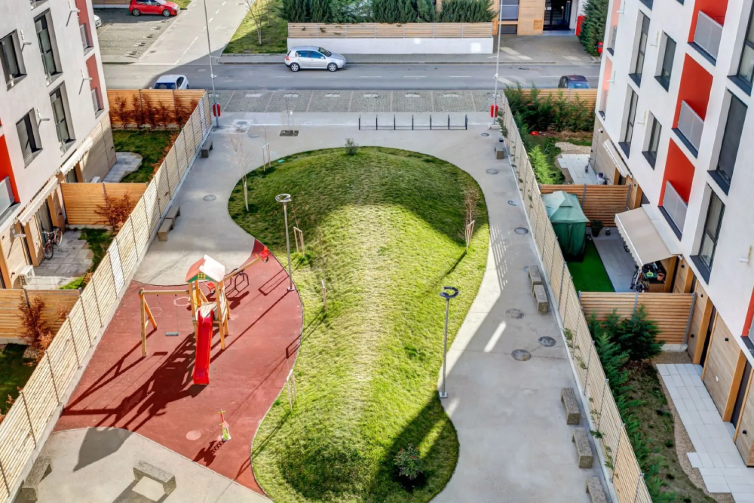 Apartament 2 camere, etaj 2, bloc R39, ap 15, Ared City Arad - Alegerea unei locuințe nu înseamnă doar numărul de camere sau prețul de achiziție. Înseamnă să investești într-o zonă care își păstrează valoarea și îți oferă confort pe termen lung.
De aceea, ARED City rămâne una dintre cele mai apreciate zone rezidențiale din Arad. Dezvoltarea continuă a cartierului, infrastructura modernă și accesul rapid către principalele puncte de interes fac din acest proiect o alegere inspirată atât pentru locuit, cât și pentru investiție.

🎁 În această perioadă beneficiezi de:
✔ Discount de 2% până la 31.07.2026
✔ Predare la 30.11.2026
✔ Posibilitatea achitării diferenței de preț în maximum 2 ani

🏡 Detalii apartament:
• 2 camere
• Etaj 2
• 62 mp construiți
• 45 mp utili
• Dormitor + living cu bucătărie open-space
• 1 baie
• Balcon
• Loc de parcare inclus

✨ Dotări care sporesc confortul:
✅ Încălzire în pardoseală
✅ Aer condiționat
✅ Rolete electrice

🌳 Avantajele ARED City:
• Ansamblu rezidențial modern, aflat în continuă dezvoltare
• Acces rapid către AFI Mall, Atrium Mall, Stadionul Francisc Neuman și alte puncte de interes
• Comunitate bine conturată și infrastructură completă

💶 Preț: 84.771 € + TVA/plata integrala pana la 30.11.2026
🤝 Achiziție direct de la dezvoltator
🚫 Fără agenții | Fără comision

Dacă îți dorești mai multe informații despre această proprietate sau despre alte apartamente disponibile în ARED City, sunt aici să te ajut să alegi varianta potrivită nevoilor și bugetului tău.
📞 Mihai Bica – Consultant Imobiliar
📱 0742 543 526
🏢 Acasă Arad
📍 Bulevardul Decebal nr. 2, Arad