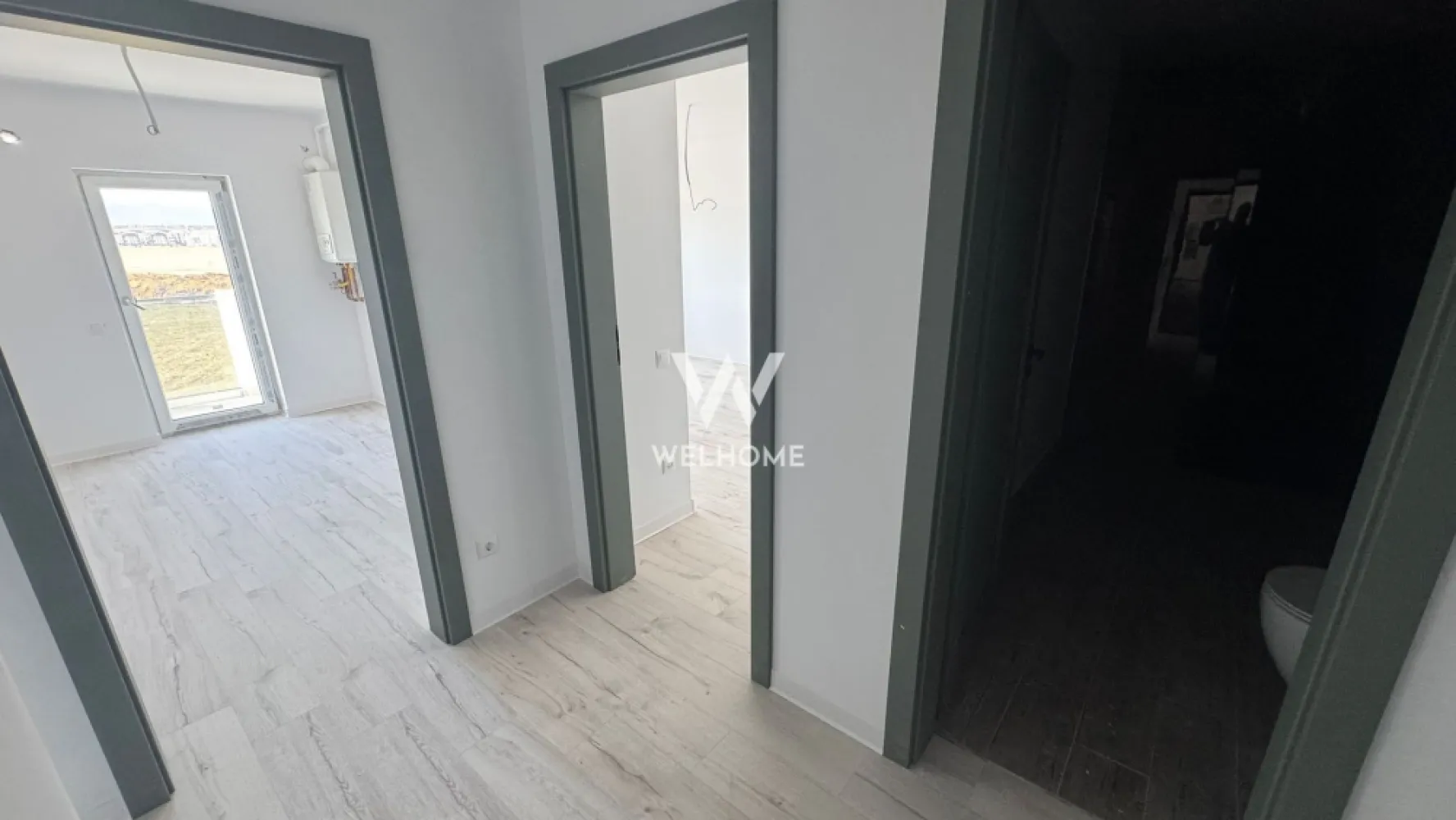 Apartament 2 camere, Intabulat - Prelungirea Doamna Stanca - Descoperă un apartament modern cu 2 camere, situat într-o zonă excelentă din Sibiu, pe strada Doamna Stanca, chiar în apropiere de Dedeman. Locația oferă acces rapid către principalele puncte de interes ale orașului, centre comerciale, supermarketuri, farmacii, stații de transport public și zone de servicii, fiind ideală atât pentru locuit, cât și pentru investiție.

Imobilul face parte dintr-un bloc modern cu regim redus de înălțime P+3, ceea ce oferă mai multă liniște, intimitate și un număr redus de vecini. Construcția este realizată cu materiale de calitate, iar spațiile comune sunt amenajate complet, cu casa scării finisată și spații verzi amenajate în exterior.

Apartamentul are o suprafață utilă de 57,85 mp și beneficiază de o compartimentare practică și bine gândită:

hol de acces

living luminos

bucătărie închisă

dormitor

două băi

logie

Locuința se predă la interior complet finisată, la cheie, astfel încât noul proprietar se poate muta imediat fără investiții suplimentare. Finisajele includ: centrală termică proprie, încălzire în pardoseală pentru un confort termic sporit, pereți finisați cu lavabilă, șapă elicopterizată, geamuri termopan cu izolație eficientă, ușă de intrare, uși de interior, parchet SPC, gresie și faianță în băi, precum și prize și întrerupătoare montate.

Exteriorul imobilului este finalizat complet: fațadă realizată modern, izolație termică eficientă, casa scării finisată și spații verzi amenajate pentru un ambient plăcut.

În plus, în prețul apartamentului este inclus un loc de parcare, un avantaj important pentru confortul zilnic.

Apartamentul este disponibil pentru predare imediată, fiind o alegere excelentă pentru cei care își doresc o locuință modernă într-o zonă în plină dezvoltare a orașului Sibiu.

PRET: 136.000 Euro

Detalii si vizionare 0740066818, Cristina