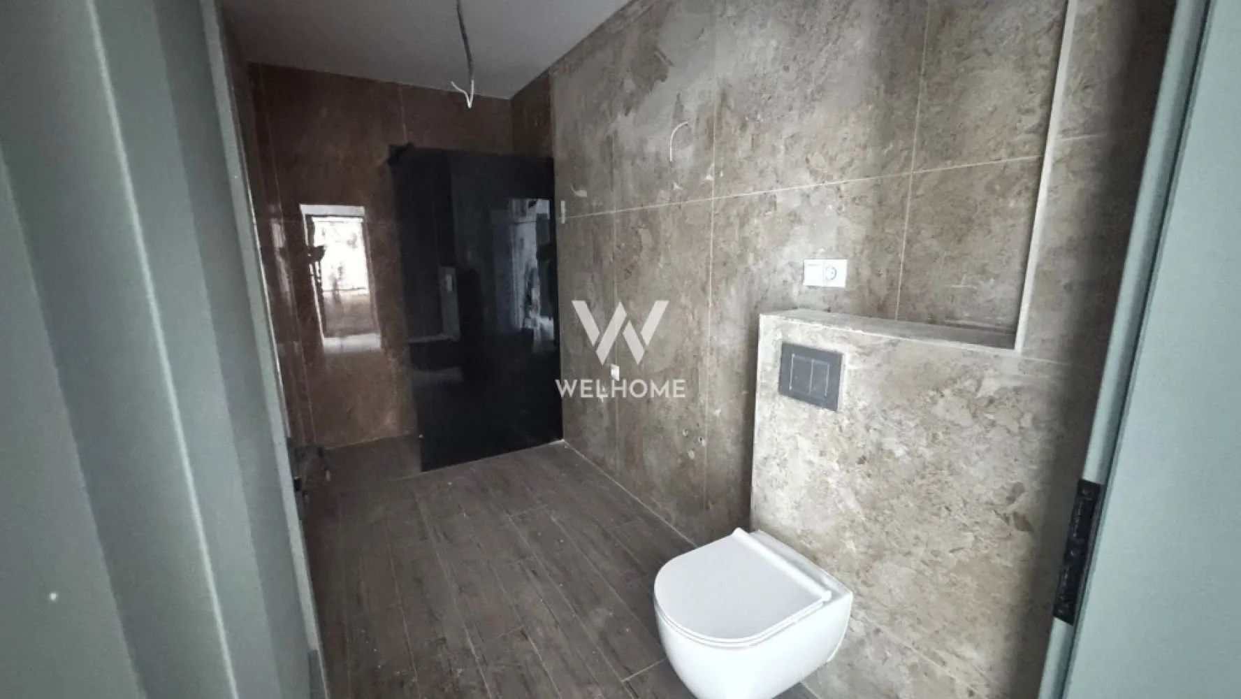 Apartament 2 camere, Intabulat - Prelungirea Doamna Stanca - Descoperă un apartament modern cu 2 camere, situat într-o zonă excelentă din Sibiu, pe strada Doamna Stanca, chiar în apropiere de Dedeman. Locația oferă acces rapid către principalele puncte de interes ale orașului, centre comerciale, supermarketuri, farmacii, stații de transport public și zone de servicii, fiind ideală atât pentru locuit, cât și pentru investiție.

Imobilul face parte dintr-un bloc modern cu regim redus de înălțime P+3, ceea ce oferă mai multă liniște, intimitate și un număr redus de vecini. Construcția este realizată cu materiale de calitate, iar spațiile comune sunt amenajate complet, cu casa scării finisată și spații verzi amenajate în exterior.

Apartamentul are o suprafață utilă de 57,85 mp și beneficiază de o compartimentare practică și bine gândită:

hol de acces

living luminos

bucătărie închisă

dormitor

două băi

logie

Locuința se predă la interior complet finisată, la cheie, astfel încât noul proprietar se poate muta imediat fără investiții suplimentare. Finisajele includ: centrală termică proprie, încălzire în pardoseală pentru un confort termic sporit, pereți finisați cu lavabilă, șapă elicopterizată, geamuri termopan cu izolație eficientă, ușă de intrare, uși de interior, parchet SPC, gresie și faianță în băi, precum și prize și întrerupătoare montate.

Exteriorul imobilului este finalizat complet: fațadă realizată modern, izolație termică eficientă, casa scării finisată și spații verzi amenajate pentru un ambient plăcut.

În plus, în prețul apartamentului este inclus un loc de parcare, un avantaj important pentru confortul zilnic.

Apartamentul este disponibil pentru predare imediată, fiind o alegere excelentă pentru cei care își doresc o locuință modernă într-o zonă în plină dezvoltare a orașului Sibiu.

PRET: 136.000 Euro

Detalii si vizionare 0740066818, Cristina