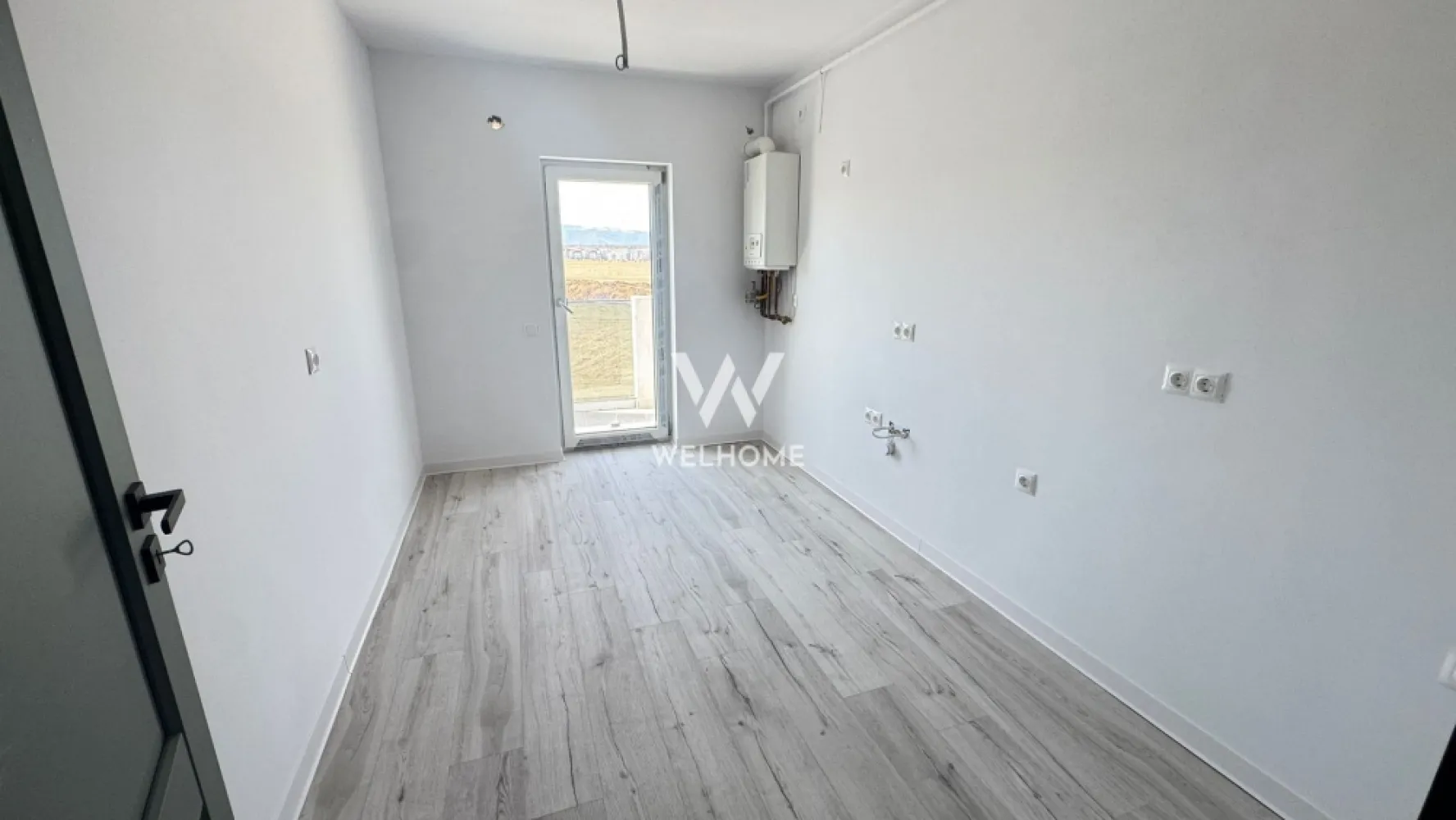 Apartament 2 camere, Intabulat - Prelungirea Doamna Stanca - Descoperă un apartament modern cu 2 camere, situat într-o zonă excelentă din Sibiu, pe strada Doamna Stanca, chiar în apropiere de Dedeman. Locația oferă acces rapid către principalele puncte de interes ale orașului, centre comerciale, supermarketuri, farmacii, stații de transport public și zone de servicii, fiind ideală atât pentru locuit, cât și pentru investiție.

Imobilul face parte dintr-un bloc modern cu regim redus de înălțime P+3, ceea ce oferă mai multă liniște, intimitate și un număr redus de vecini. Construcția este realizată cu materiale de calitate, iar spațiile comune sunt amenajate complet, cu casa scării finisată și spații verzi amenajate în exterior.

Apartamentul are o suprafață utilă de 57,85 mp și beneficiază de o compartimentare practică și bine gândită:

hol de acces

living luminos

bucătărie închisă

dormitor

două băi

logie

Locuința se predă la interior complet finisată, la cheie, astfel încât noul proprietar se poate muta imediat fără investiții suplimentare. Finisajele includ: centrală termică proprie, încălzire în pardoseală pentru un confort termic sporit, pereți finisați cu lavabilă, șapă elicopterizată, geamuri termopan cu izolație eficientă, ușă de intrare, uși de interior, parchet SPC, gresie și faianță în băi, precum și prize și întrerupătoare montate.

Exteriorul imobilului este finalizat complet: fațadă realizată modern, izolație termică eficientă, casa scării finisată și spații verzi amenajate pentru un ambient plăcut.

În plus, în prețul apartamentului este inclus un loc de parcare, un avantaj important pentru confortul zilnic.

Apartamentul este disponibil pentru predare imediată, fiind o alegere excelentă pentru cei care își doresc o locuință modernă într-o zonă în plină dezvoltare a orașului Sibiu.

PRET: 136.000 Euro

Detalii si vizionare 0740066818, Cristina