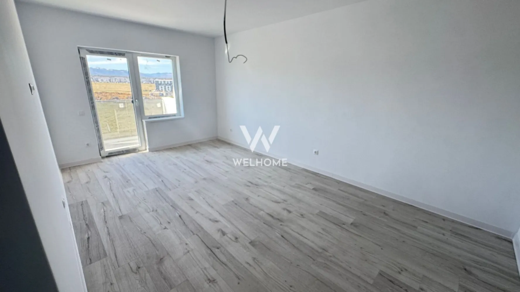 Apartament 2 camere, Intabulat - Prelungirea Doamna Stanca - Descoperă un apartament modern cu 2 camere, situat într-o zonă excelentă din Sibiu, pe strada Doamna Stanca, chiar în apropiere de Dedeman. Locația oferă acces rapid către principalele puncte de interes ale orașului, centre comerciale, supermarketuri, farmacii, stații de transport public și zone de servicii, fiind ideală atât pentru locuit, cât și pentru investiție.

Imobilul face parte dintr-un bloc modern cu regim redus de înălțime P+3, ceea ce oferă mai multă liniște, intimitate și un număr redus de vecini. Construcția este realizată cu materiale de calitate, iar spațiile comune sunt amenajate complet, cu casa scării finisată și spații verzi amenajate în exterior.

Apartamentul are o suprafață utilă de 57,85 mp și beneficiază de o compartimentare practică și bine gândită:

hol de acces

living luminos

bucătărie închisă

dormitor

două băi

logie

Locuința se predă la interior complet finisată, la cheie, astfel încât noul proprietar se poate muta imediat fără investiții suplimentare. Finisajele includ: centrală termică proprie, încălzire în pardoseală pentru un confort termic sporit, pereți finisați cu lavabilă, șapă elicopterizată, geamuri termopan cu izolație eficientă, ușă de intrare, uși de interior, parchet SPC, gresie și faianță în băi, precum și prize și întrerupătoare montate.

Exteriorul imobilului este finalizat complet: fațadă realizată modern, izolație termică eficientă, casa scării finisată și spații verzi amenajate pentru un ambient plăcut.

În plus, în prețul apartamentului este inclus un loc de parcare, un avantaj important pentru confortul zilnic.

Apartamentul este disponibil pentru predare imediată, fiind o alegere excelentă pentru cei care își doresc o locuință modernă într-o zonă în plină dezvoltare a orașului Sibiu.

PRET: 136.000 Euro

Detalii si vizionare 0740066818, Cristina