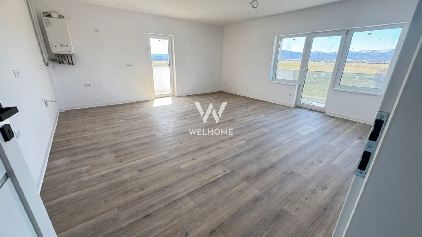 Apartament 3 camere, Prelungirea Doamna Stanca, Sibiu - Vă propunem spre vânzare un apartament modern cu 3 camere, situat într-o zonă foarte căutată din Sibiu, pe strada Doamna Stanca, chiar lângă Dedeman. Locația oferă acces rapid către centre comerciale, magazine, mijloace de transport și principalele puncte de interes ale orașului.

Apartamentul este amplasat într-un imobil nou, cu regim de înălțime P+3, construit cu atenție la detalii și confortul locatarilor.

Locuința are o suprafață utilă de 59,5 mp și este compartimentată practic astfel: hol de acces, living luminos cu bucătărie open-space, două dormitoare, baie și balcon – un spațiu ideal pentru relaxare.

Predare la interior – LA CHEIE, cu finisaje moderne:

centrală termică proprie

încălzire în pardoseală

pereți finisați cu lavabilă

șapă elicopterizată

ușă de intrare montată

geamuri termopan

parchet SPC

uși interioare

baie complet finisată cu gresie și faianță

paravan de duș instalat

Predare la exterior – LA CHEIE:

casa scării complet finisată

izolație exterioară

fațadă modernă finalizată

amenajări exterioare și spații verzi

În prețul apartamentului este inclus 1 loc de parcare.

Predare imediată, locuința fiind pregătită pentru mutare fără investiții suplimentare.

PRET: 140.000 Euro La cheie

 Detalii si vizionare: 0740066818, Cristina