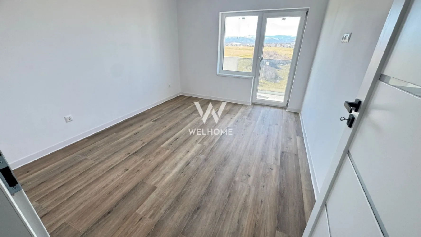 Apartament 3 camere, Prelungirea Doamna Stanca, Sibiu - Vă propunem spre vânzare un apartament modern cu 3 camere, situat într-o zonă foarte căutată din Sibiu, pe strada Doamna Stanca, chiar lângă Dedeman. Locația oferă acces rapid către centre comerciale, magazine, mijloace de transport și principalele puncte de interes ale orașului.

Apartamentul este amplasat într-un imobil nou, cu regim de înălțime P+3, construit cu atenție la detalii și confortul locatarilor.

Locuința are o suprafață utilă de 59,5 mp și este compartimentată practic astfel: hol de acces, living luminos cu bucătărie open-space, două dormitoare, baie și balcon – un spațiu ideal pentru relaxare.

Predare la interior – LA CHEIE, cu finisaje moderne:

centrală termică proprie

încălzire în pardoseală

pereți finisați cu lavabilă

șapă elicopterizată

ușă de intrare montată

geamuri termopan

parchet SPC

uși interioare

baie complet finisată cu gresie și faianță

paravan de duș instalat

Predare la exterior – LA CHEIE:

casa scării complet finisată

izolație exterioară

fațadă modernă finalizată

amenajări exterioare și spații verzi

În prețul apartamentului este inclus 1 loc de parcare.

Predare imediată, locuința fiind pregătită pentru mutare fără investiții suplimentare.

PRET: 140.000 Euro La cheie

 Detalii si vizionare: 0740066818, Cristina