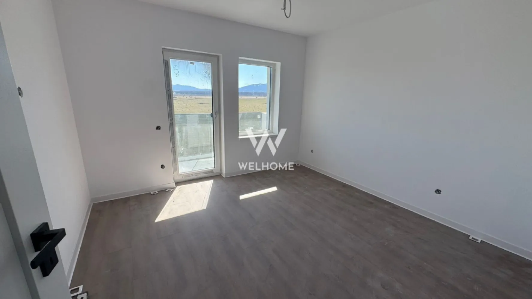 Apartament 3 camere, Prelungirea Doamna Stanca, Sibiu - Vă propunem spre vânzare un apartament modern cu 3 camere, situat într-o zonă foarte căutată din Sibiu, pe strada Doamna Stanca, chiar lângă Dedeman. Locația oferă acces rapid către centre comerciale, magazine, mijloace de transport și principalele puncte de interes ale orașului.

Apartamentul este amplasat într-un imobil nou, cu regim de înălțime P+3, construit cu atenție la detalii și confortul locatarilor.

Locuința are o suprafață utilă de 59,5 mp și este compartimentată practic astfel: hol de acces, living luminos cu bucătărie open-space, două dormitoare, baie și balcon – un spațiu ideal pentru relaxare.

Predare la interior – LA CHEIE, cu finisaje moderne:

centrală termică proprie

încălzire în pardoseală

pereți finisați cu lavabilă

șapă elicopterizată

ușă de intrare montată

geamuri termopan

parchet SPC

uși interioare

baie complet finisată cu gresie și faianță

paravan de duș instalat

Predare la exterior – LA CHEIE:

casa scării complet finisată

izolație exterioară

fațadă modernă finalizată

amenajări exterioare și spații verzi

În prețul apartamentului este inclus 1 loc de parcare.

Predare imediată, locuința fiind pregătită pentru mutare fără investiții suplimentare.

PRET: 140.000 Euro La cheie

 Detalii si vizionare: 0740066818, Cristina
