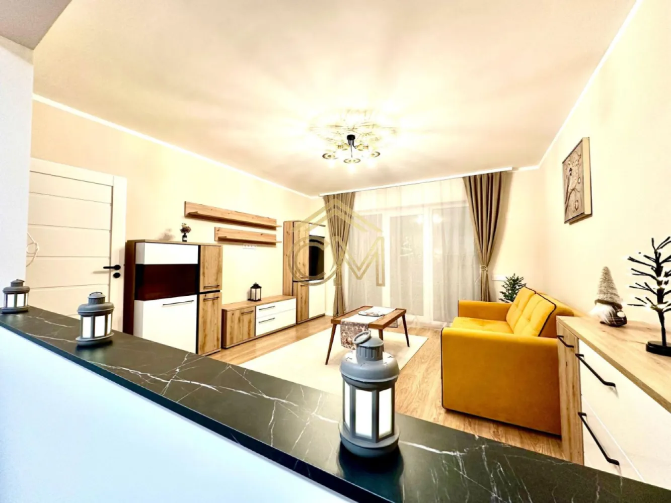 Apartament 2 Camere - Decomandat - 54 MPU - Balcon - Vă propunem spre vânzare un apartament decomandat, modern și gata de mutare (intabulat, cu toate utilitățile funcționale), situat într-o vilă exclusivistă cu doar 12 apartamente in cartierul DaVinci.
 Proprietatea beneficiază de o panoramă deosebită spre munți și indici urbanistici unici (doar 25% ocupare teritorială, 45% spații verzi și străzi aliniate de brazi).

 Finisaje și Dotări (Predare la Cheie)
Interior: Mobilat și utilat complet cu electrocasnice; pereți finisați/zugrăviți, parchet, gresie.

Premium: Uși de interior Porta Doors, obiecte sanitare incluse, prize și întrerupătoare montate.

Confort termic & dotări: Încălzire în pardoseală, izolație exterioară cu vată bazaltică, jaluzele electrice.

Exterior: Balcon și casă a scării complet finisate la cheie.
 
 Localizare și Accesibilitate
4 minute: Zona Industrială Vest & Aeroportul Internațional Sibiu

4 minute: Magazinul Metro

15 minute: Centrul Istoric al Sibiului

 Avantaje principale
Mutare imediată: Imobil finalizat, intabulat, cu contoare funcționale (există deja vecini mutați în vilă).

Loc de parcare INCLUS în prețul afișat.

Compartimentare: Dormitor, Living, Bucatarie Inchisa, Hol si Baie.

Cadru natural deosebit: Priveliște superbă la munți și 45% spații verzi în cartier.

Pentru mai multe detalii lasati un mesaj sau nunati la numarul: 0732258587